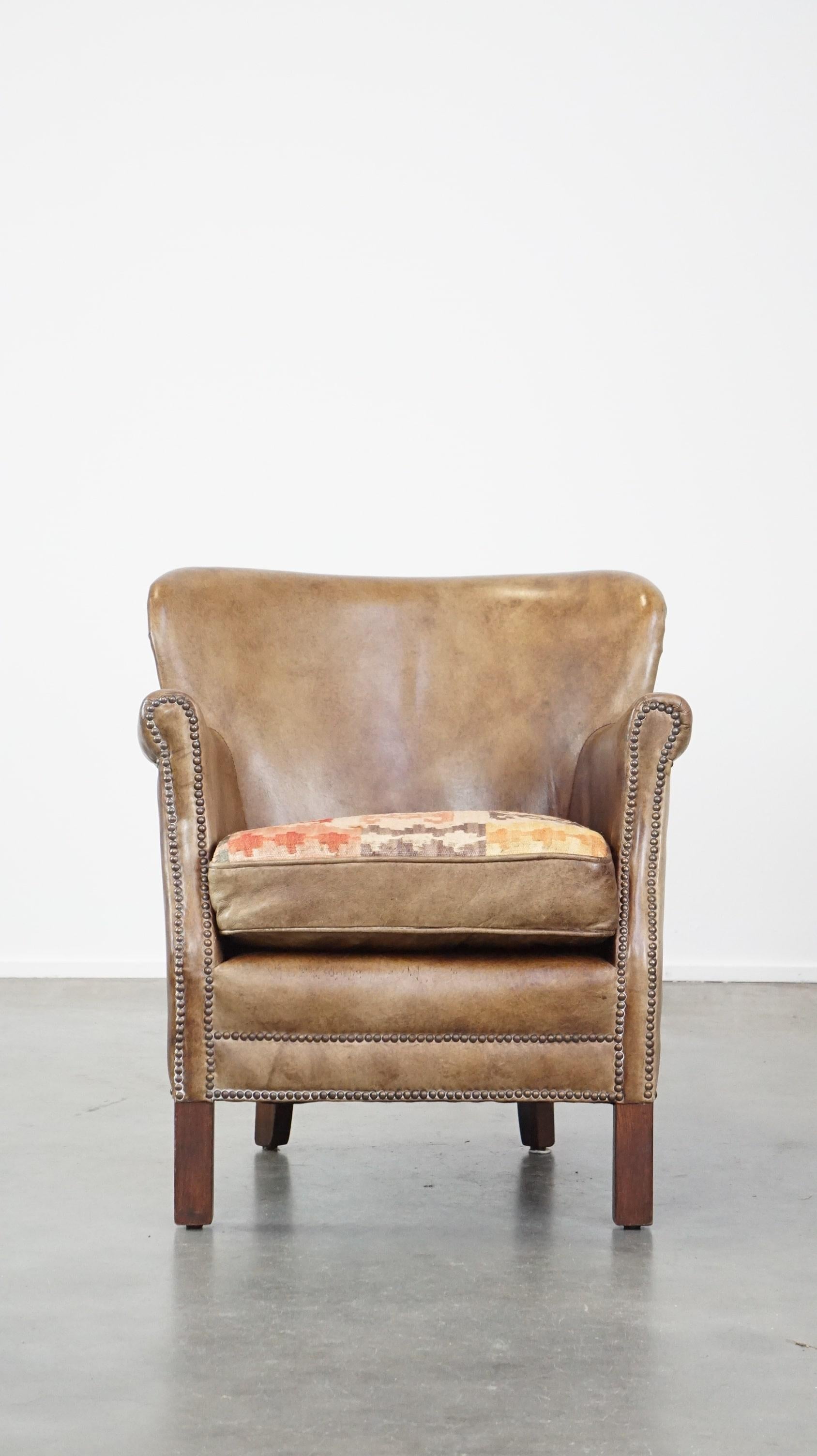 Fait main Fauteuil en cuir subtil avec un coussin d'assise réversible en kilim en vente