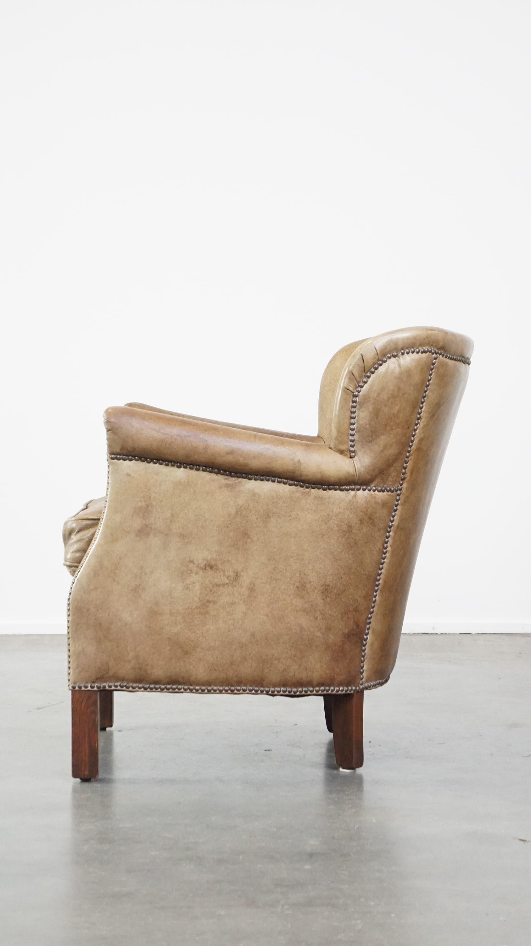 Cuir de vache Fauteuil en cuir subtil avec un coussin d'assise réversible en kilim en vente