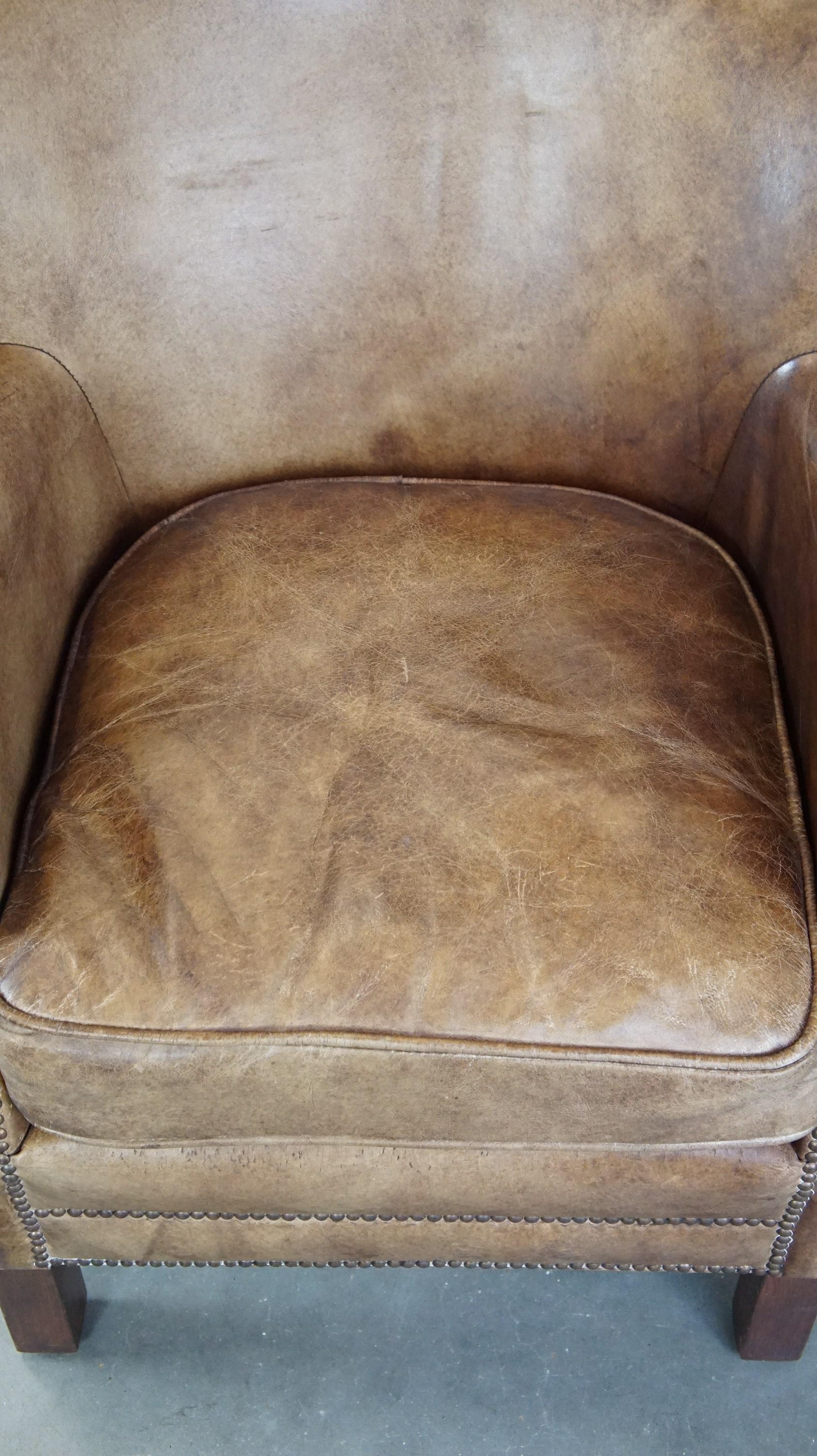 Fauteuil en cuir subtil avec un coussin d'assise réversible en kilim en vente 1