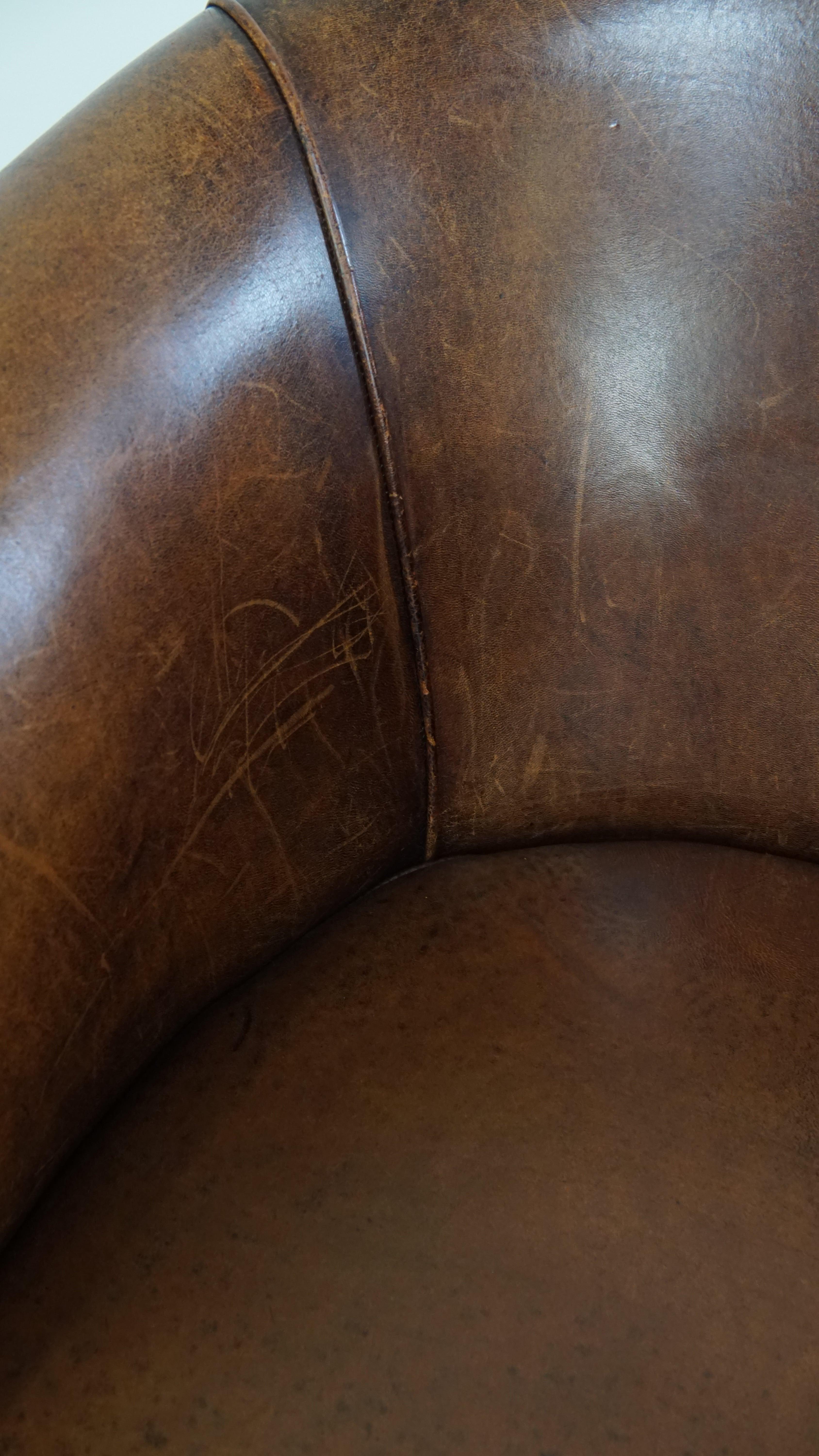 Fauteuil club subtil et soigné en cuir de mouton avec un coussin d'assise fixe en vente 4