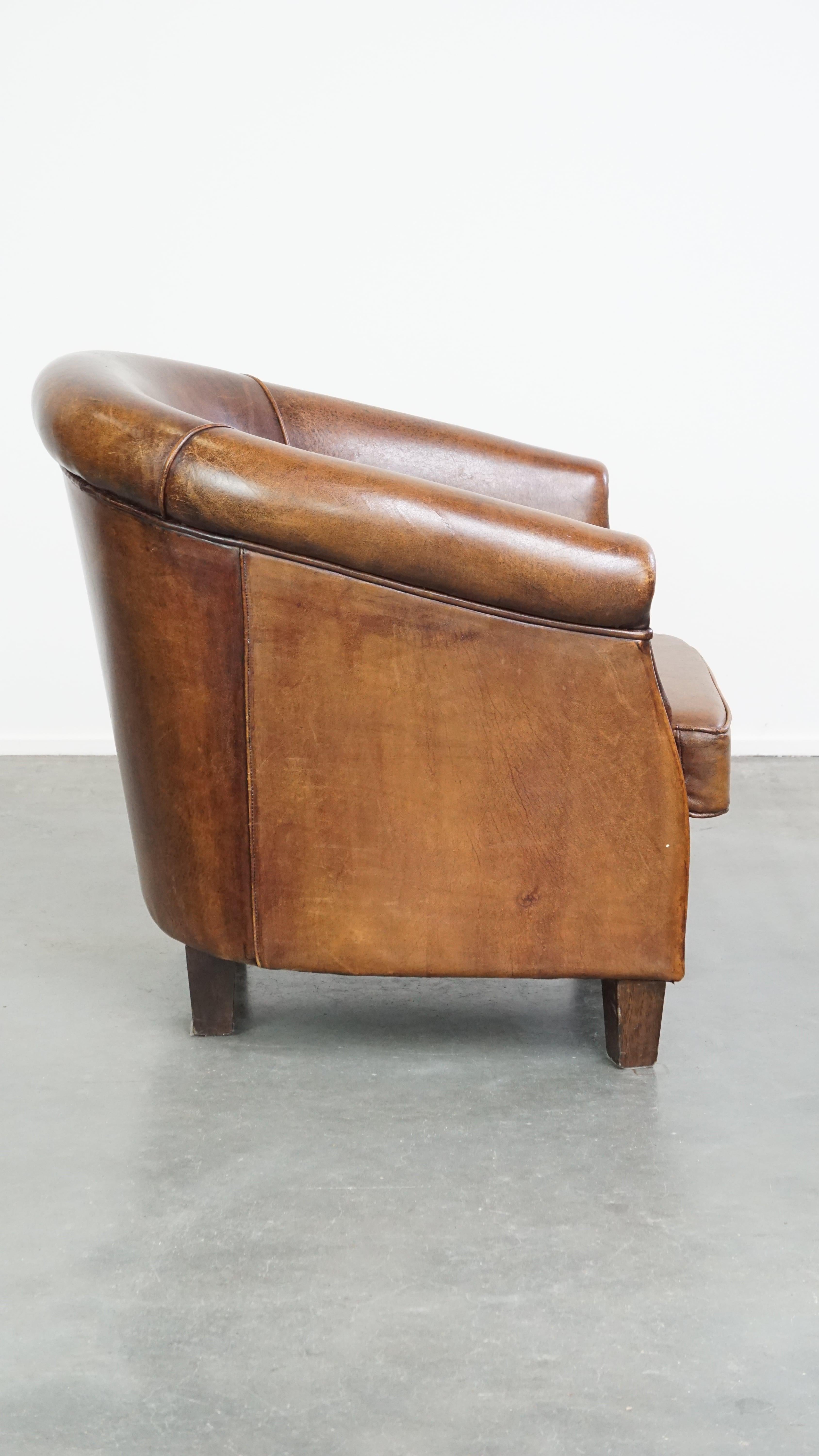 Fait main Fauteuil club subtil et soigné en cuir de mouton avec un coussin d'assise fixe en vente