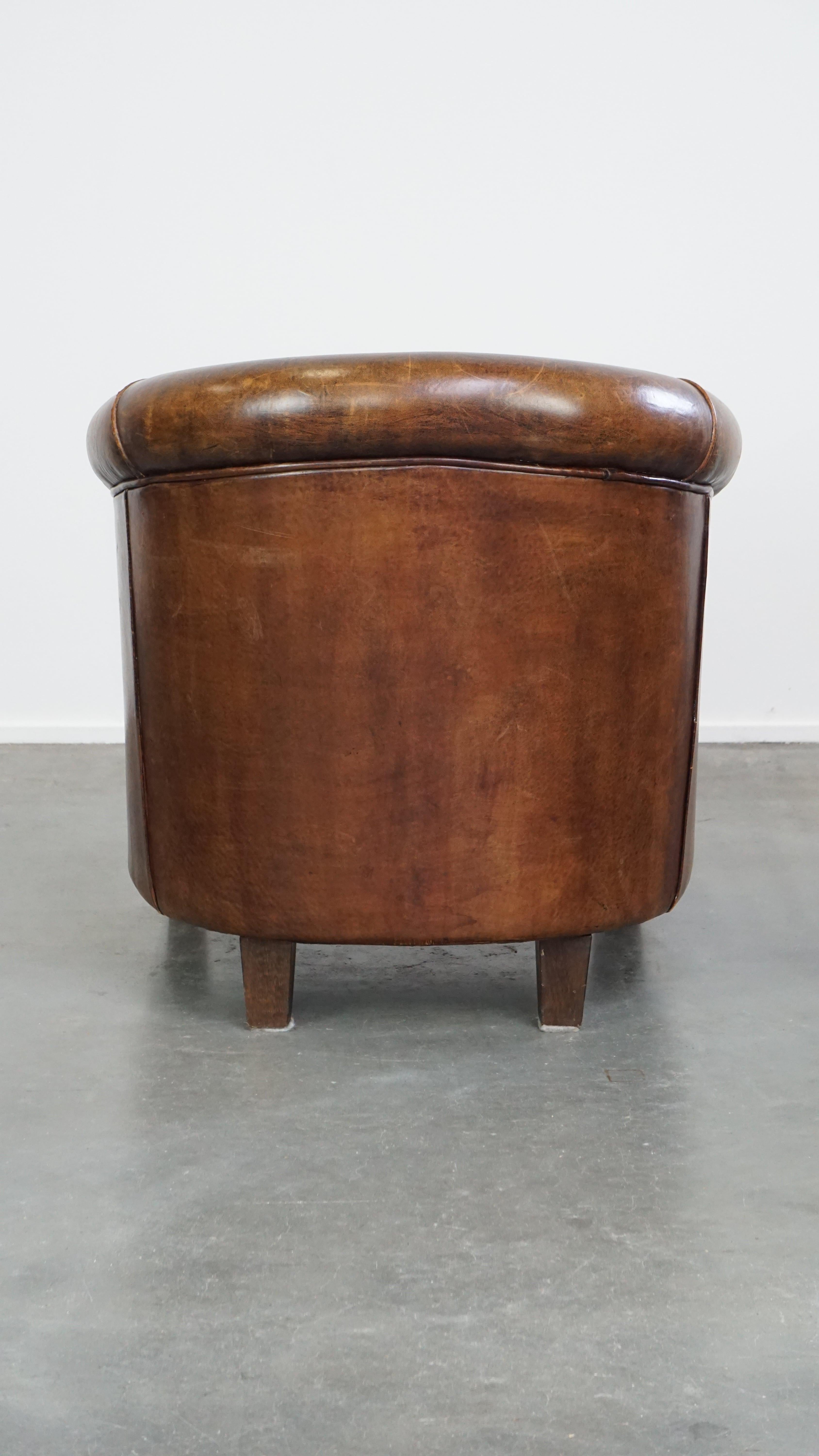 Fauteuil club subtil et soigné en cuir de mouton avec un coussin d'assise fixe Bon état - En vente à Harderwijk, NL