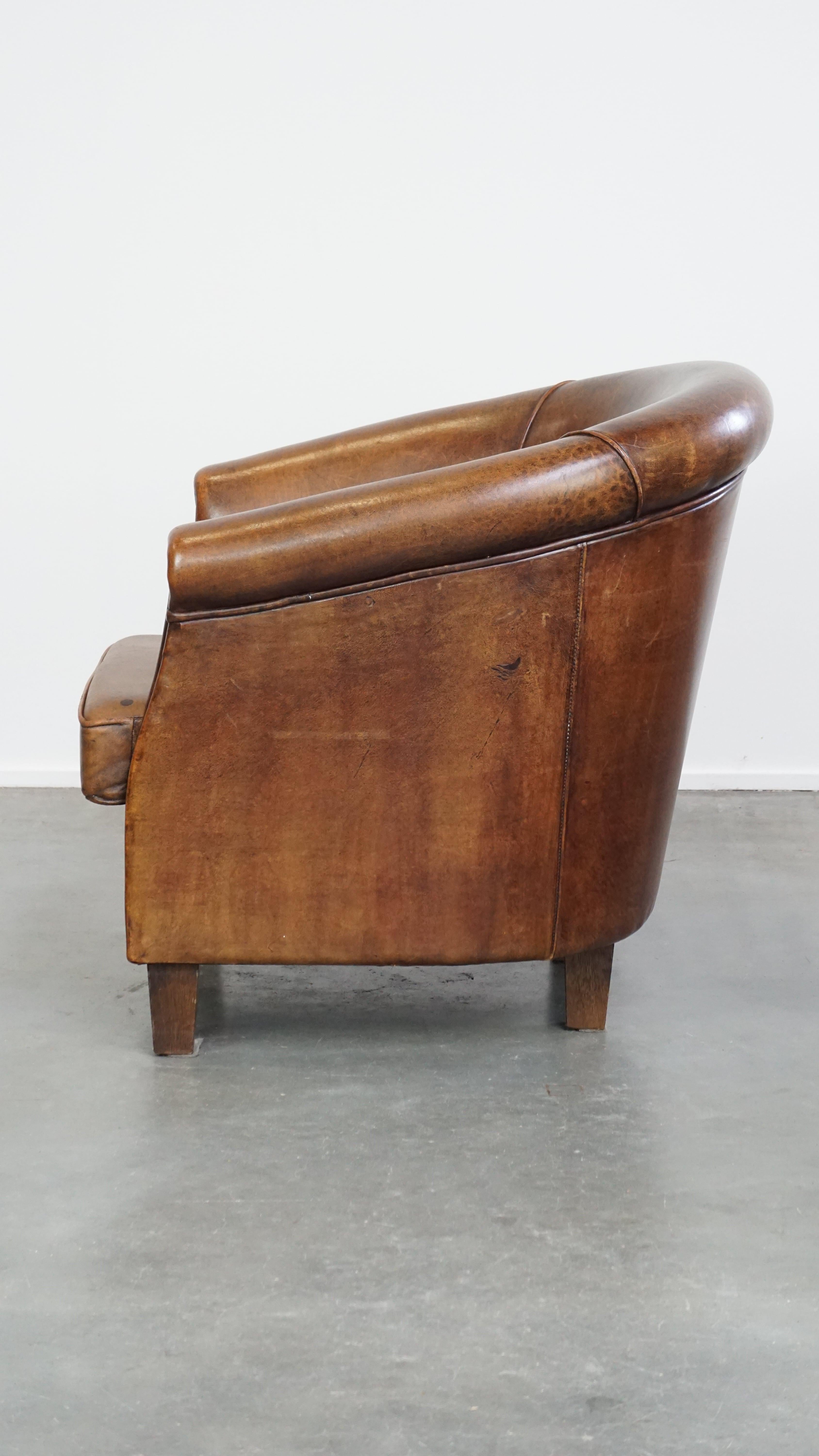 20ième siècle Fauteuil club subtil et soigné en cuir de mouton avec un coussin d'assise fixe en vente