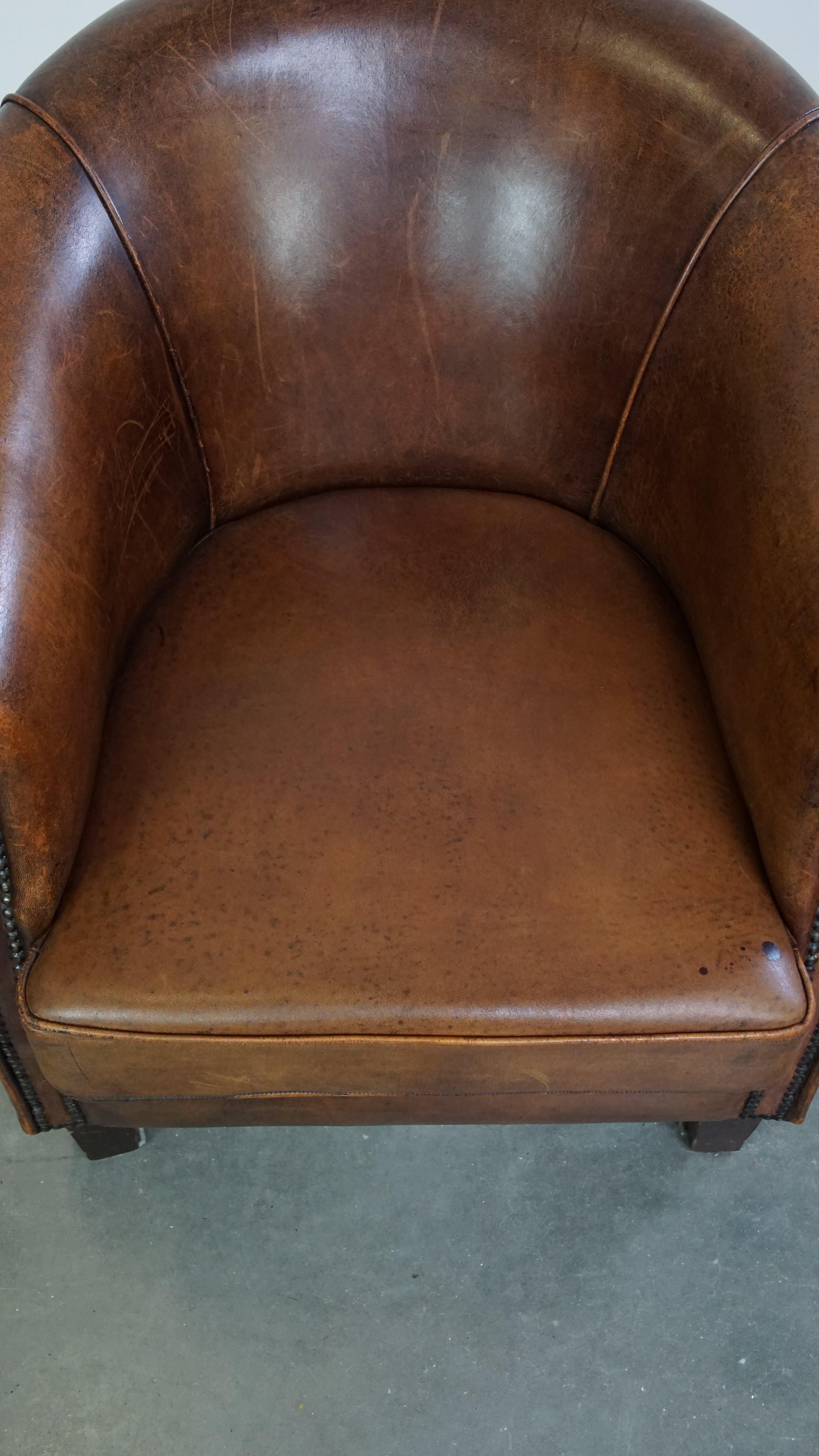 Cuir de mouton Fauteuil club subtil et soigné en cuir de mouton avec un coussin d'assise fixe en vente