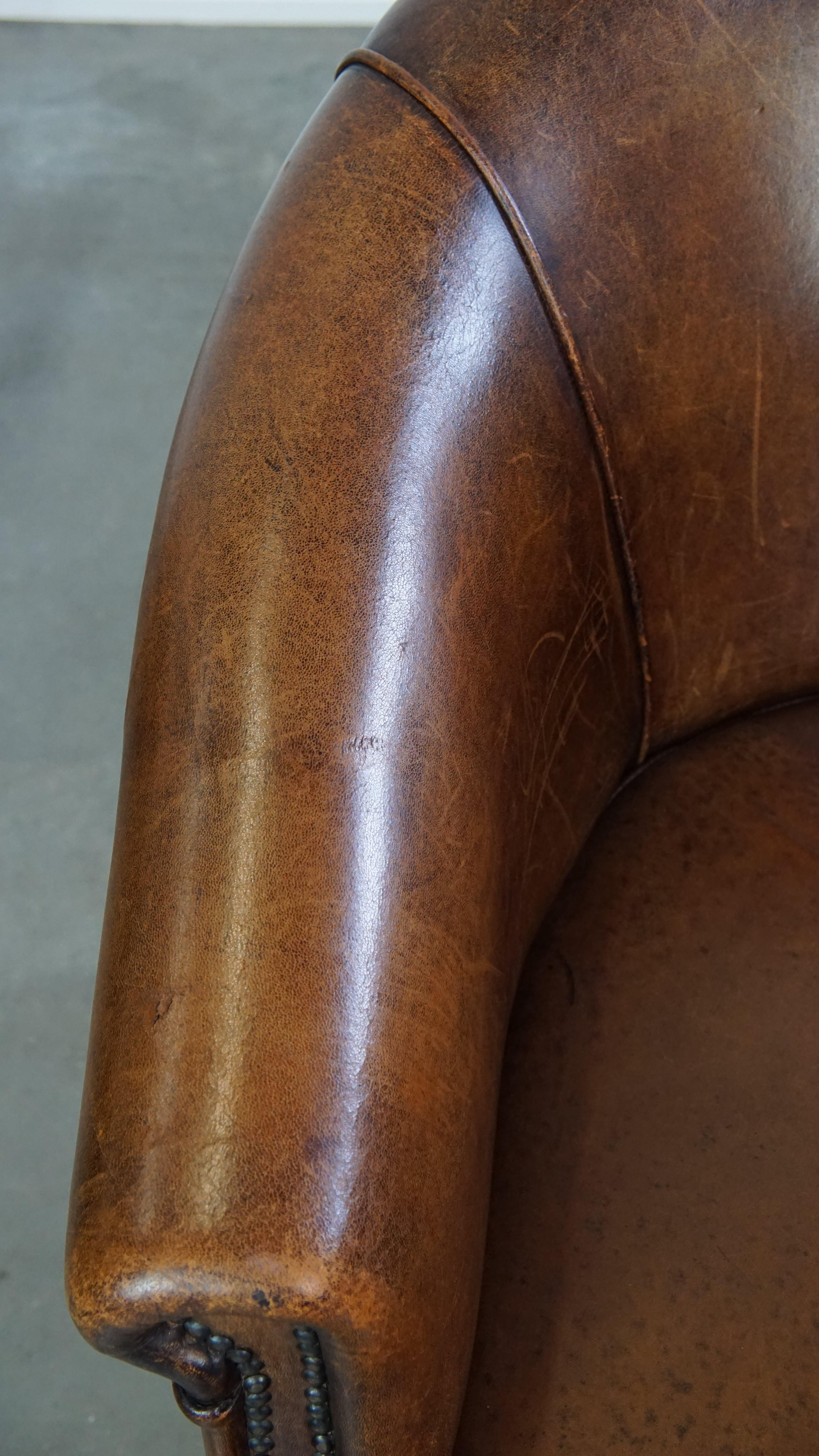 Fauteuil club subtil et soigné en cuir de mouton avec un coussin d'assise fixe en vente 1