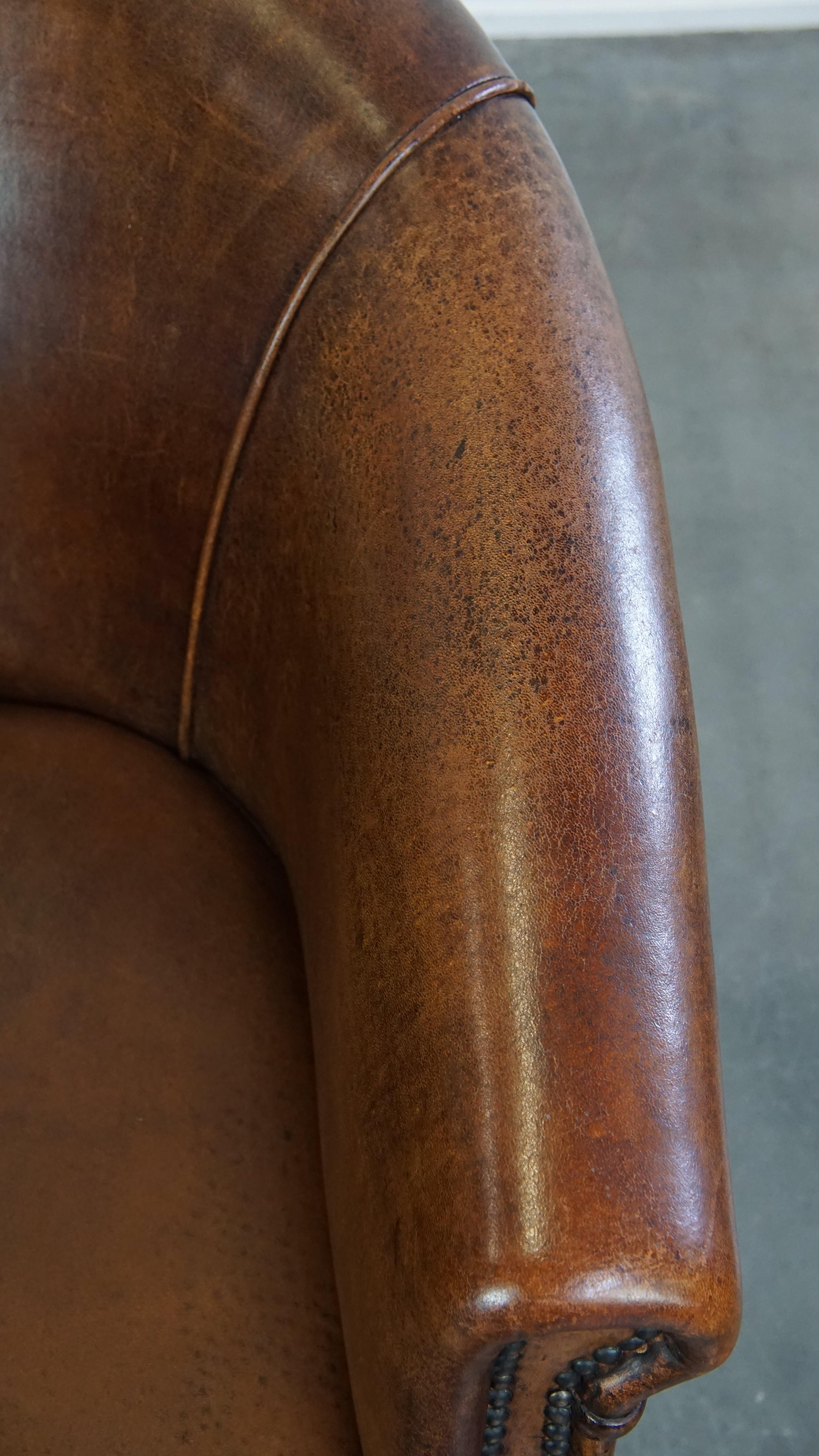 Fauteuil club subtil et soigné en cuir de mouton avec un coussin d'assise fixe en vente 2
