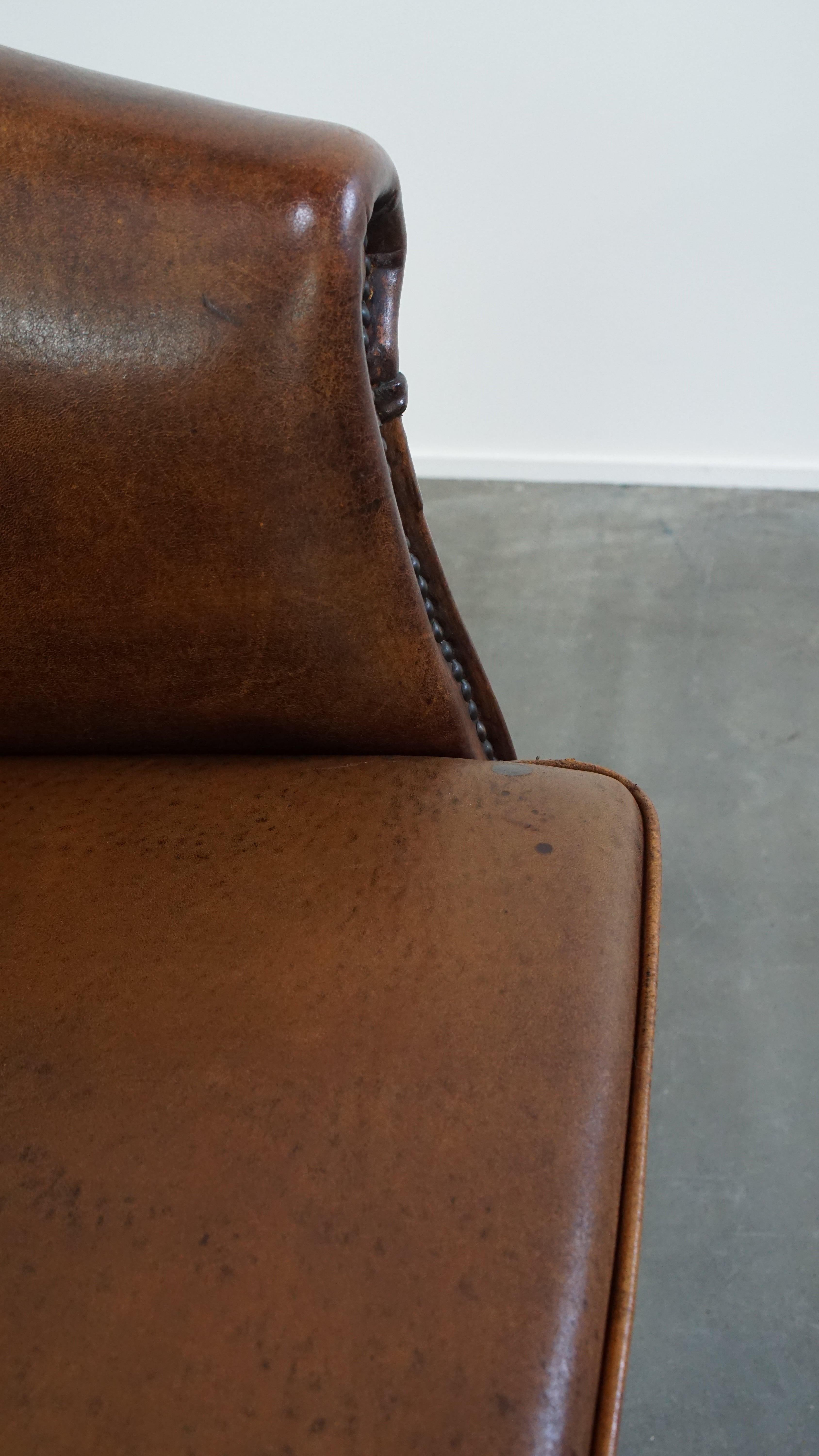 Fauteuil club subtil et soigné en cuir de mouton avec un coussin d'assise fixe en vente 3