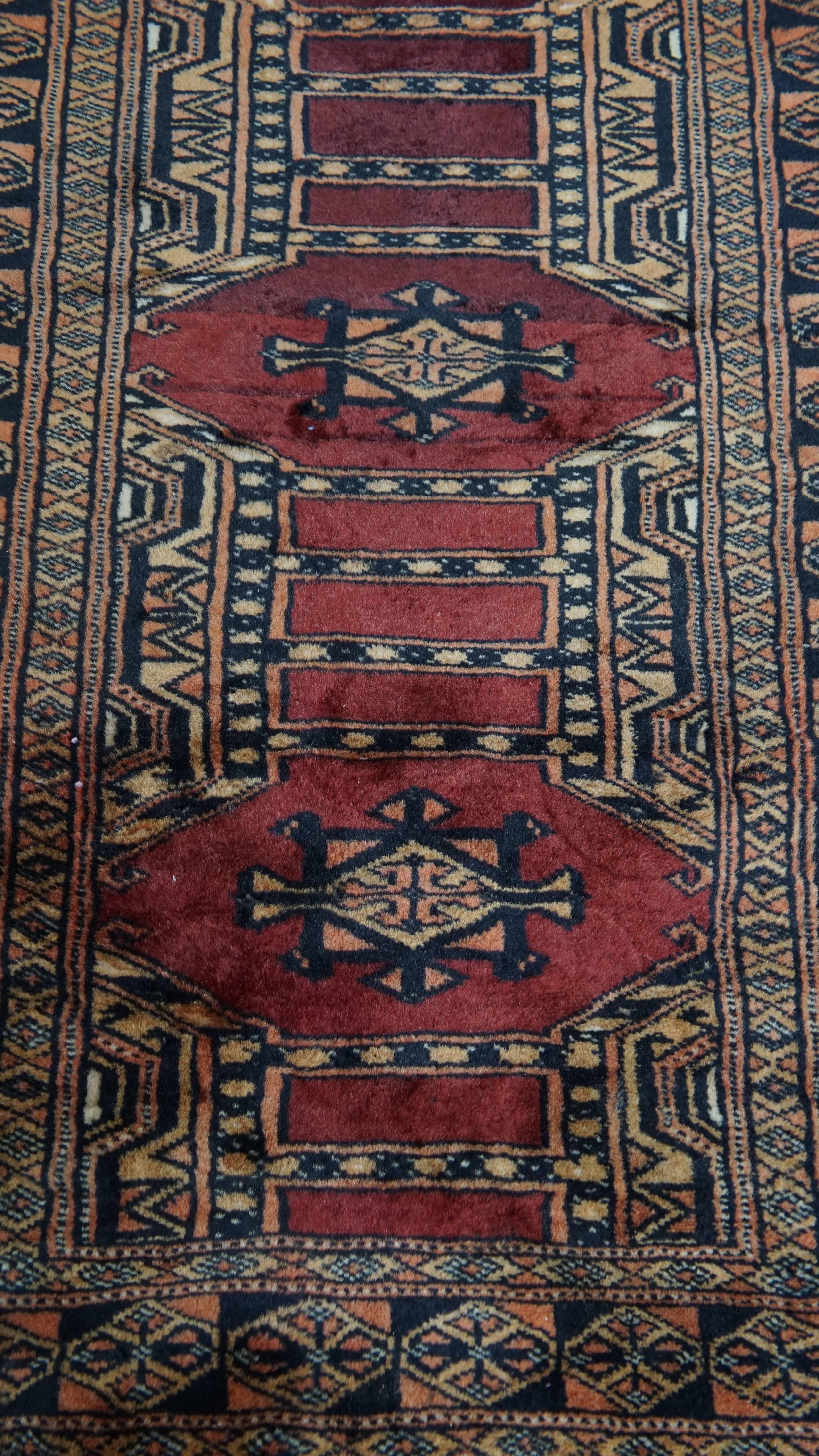 Offered here is this subtle Oriental runner / hallway rug with fine patterns and beautiful colors, measuring 190x62cm. Let your home shine with this stunning rug. It features beautiful colors and exquisite details. Rugs like this are not only a