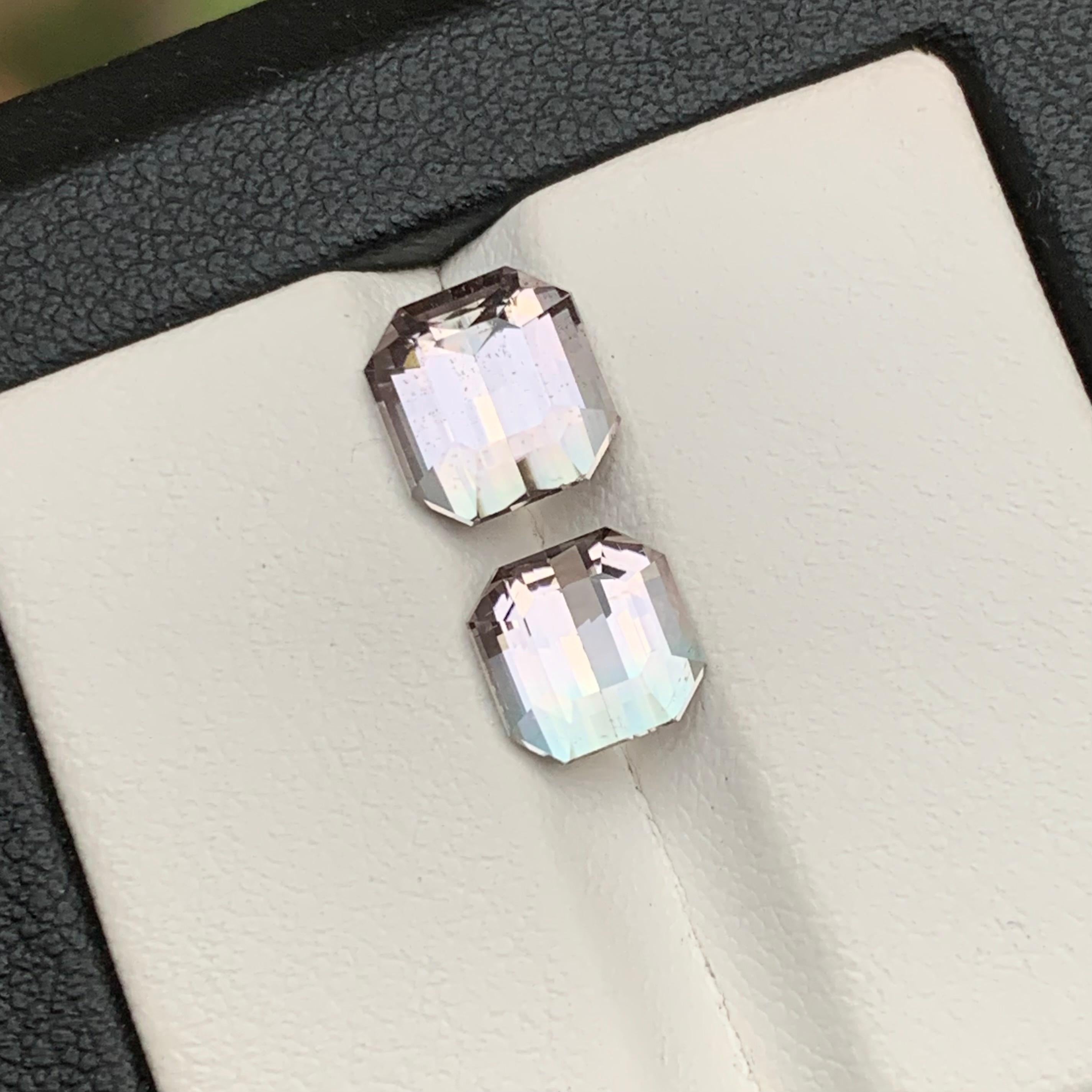 Taille émeraude Pierres précieuses non serties de 4,35 carats, tourmaline naturelle bicolore bleu pêche verdâtre en vente