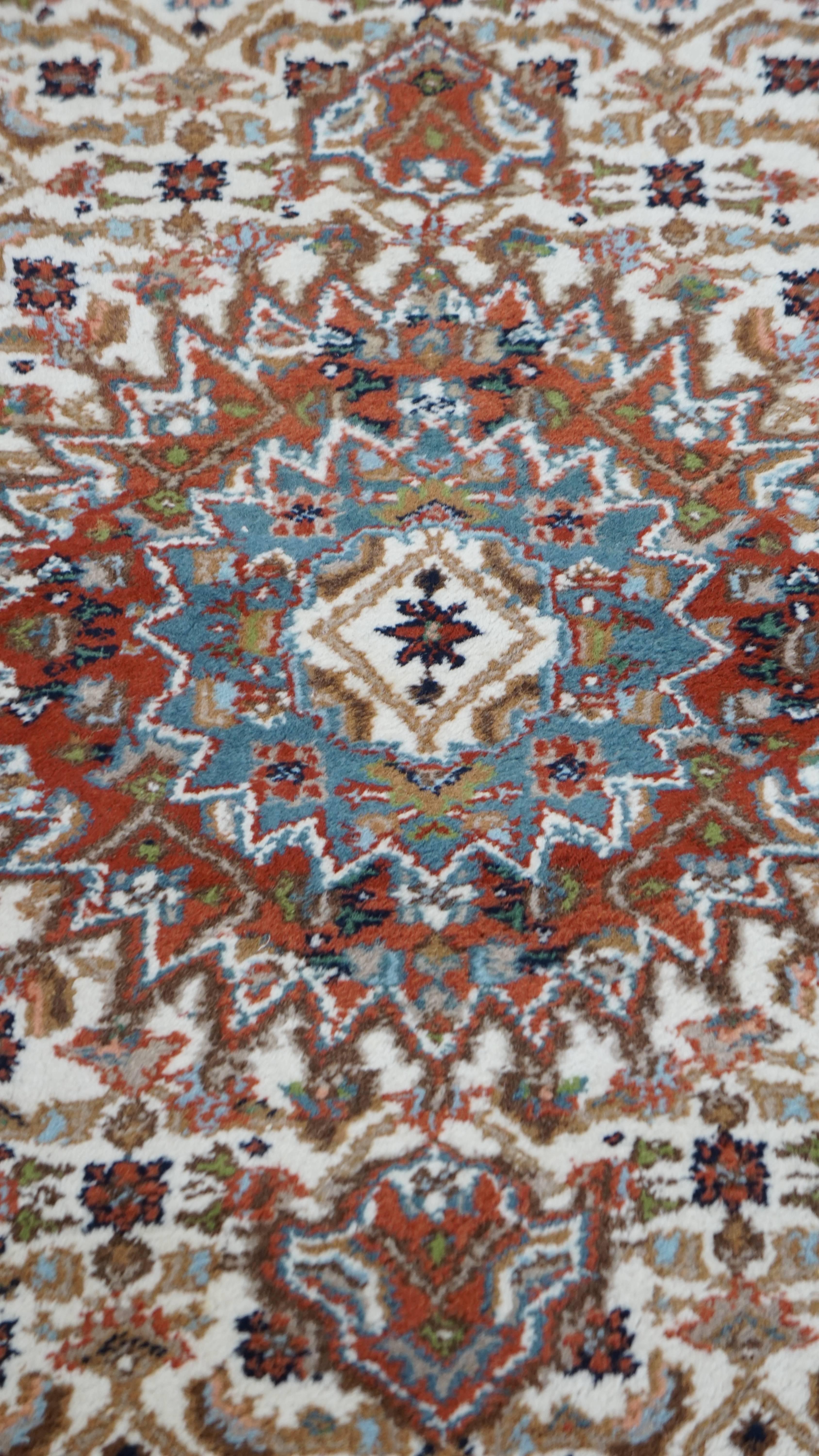 Subtiler Teppich mit schönen hellen Farben - 178x96 cm (Handgefertigt) im Angebot