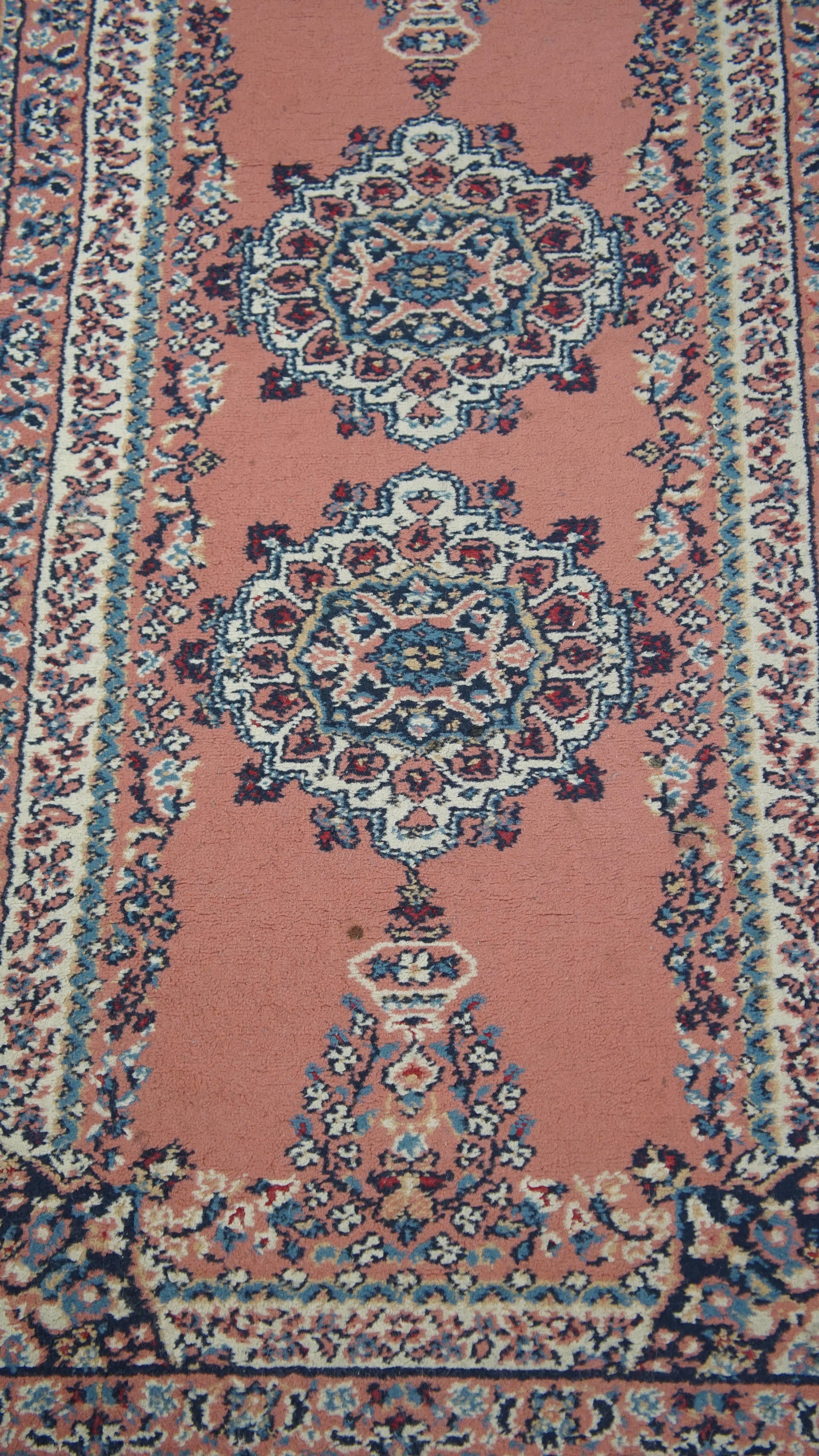 Fai risplendere la tua casa con questo bellissimo tappeto. Presenta colori incantevoli e dettagli sorprendenti. Tappeti come questo non sono solo un articolo ricercato per il soggiorno, ma puoi anche pensare di utilizzarlo in camera da letto, in