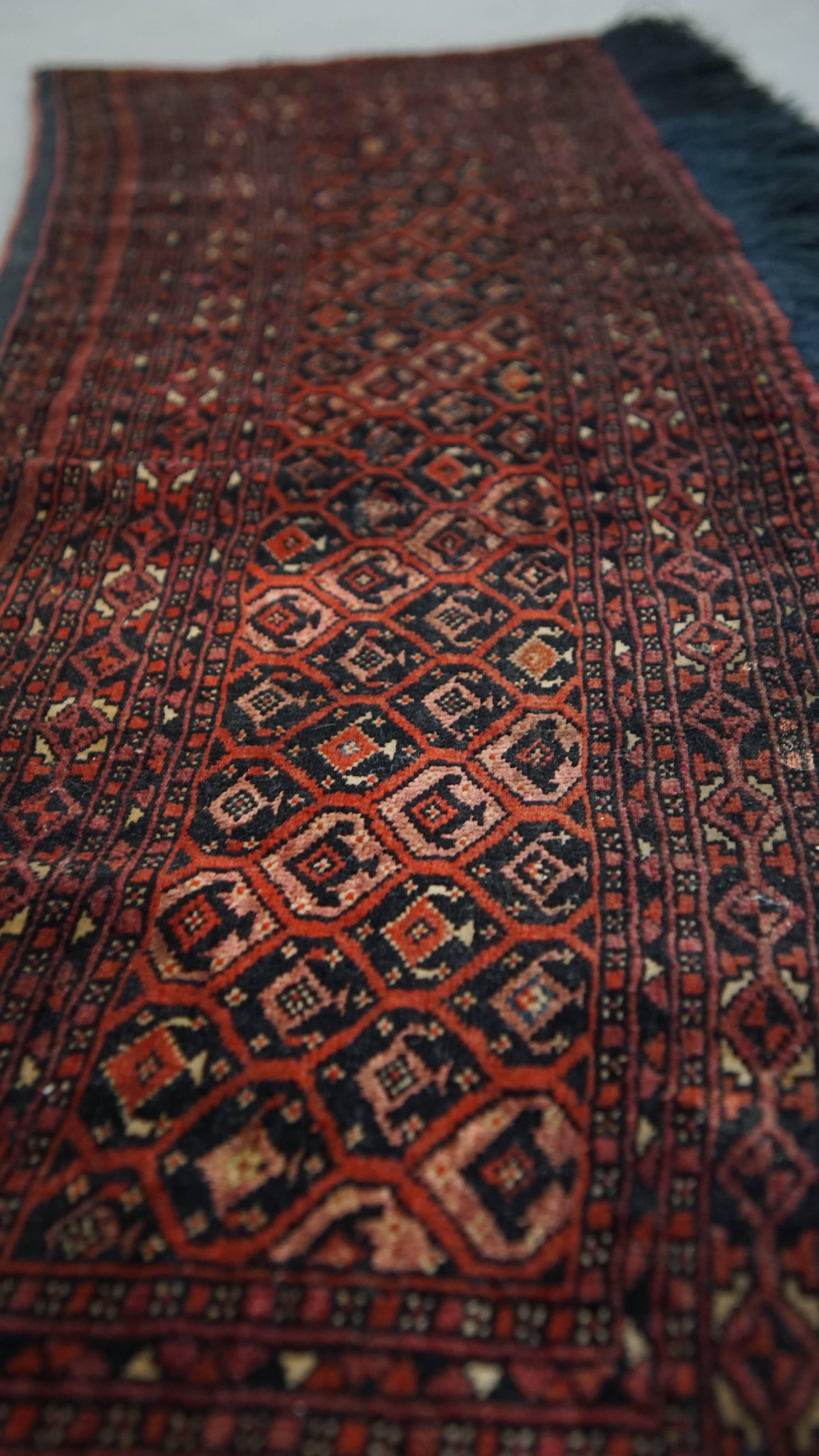 Fatto a mano Runner sottile con predominanza di rosso bordeaux - 138x39cm in vendita