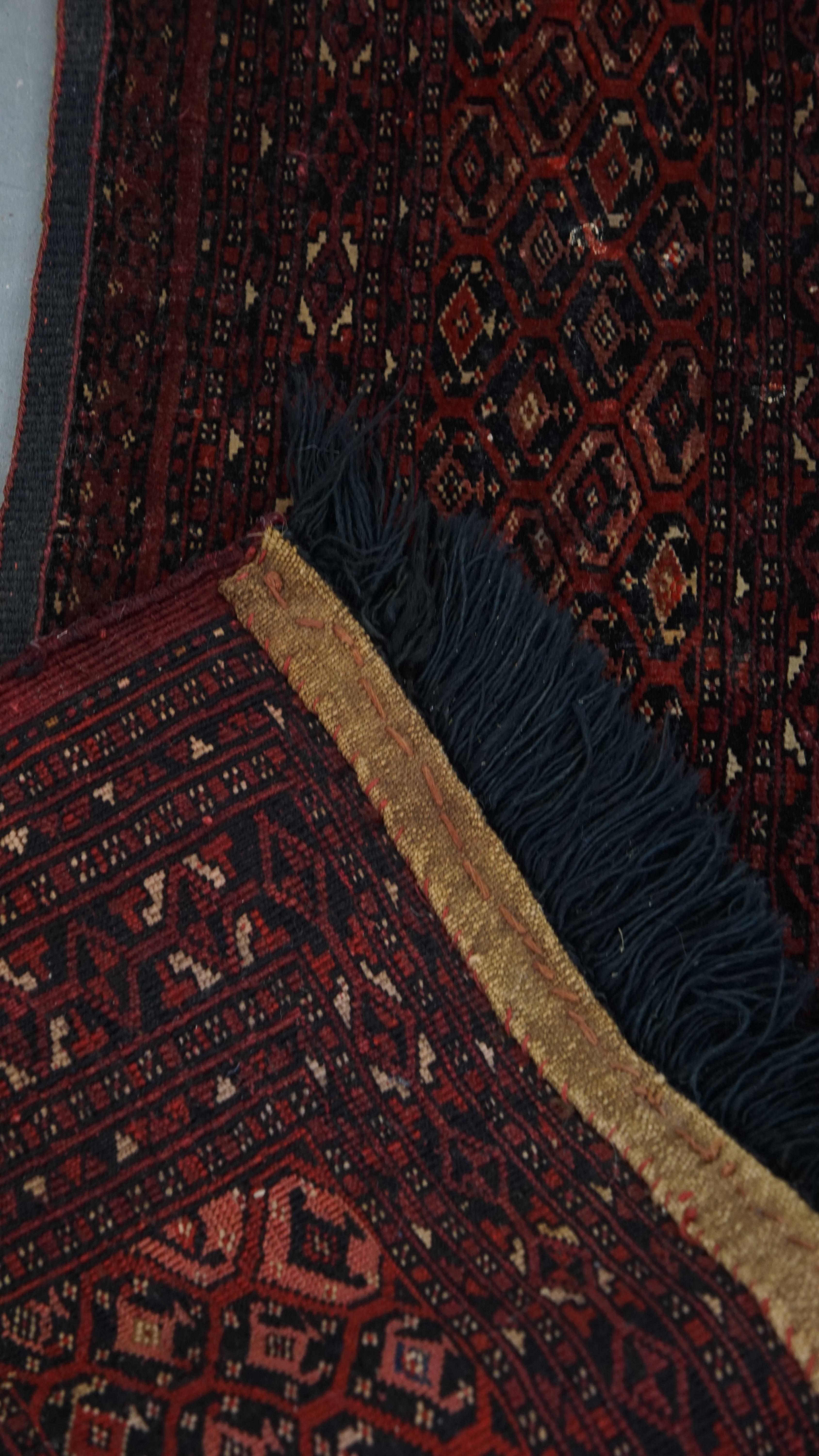XX secolo Runner sottile con predominanza di rosso bordeaux - 138x39cm in vendita