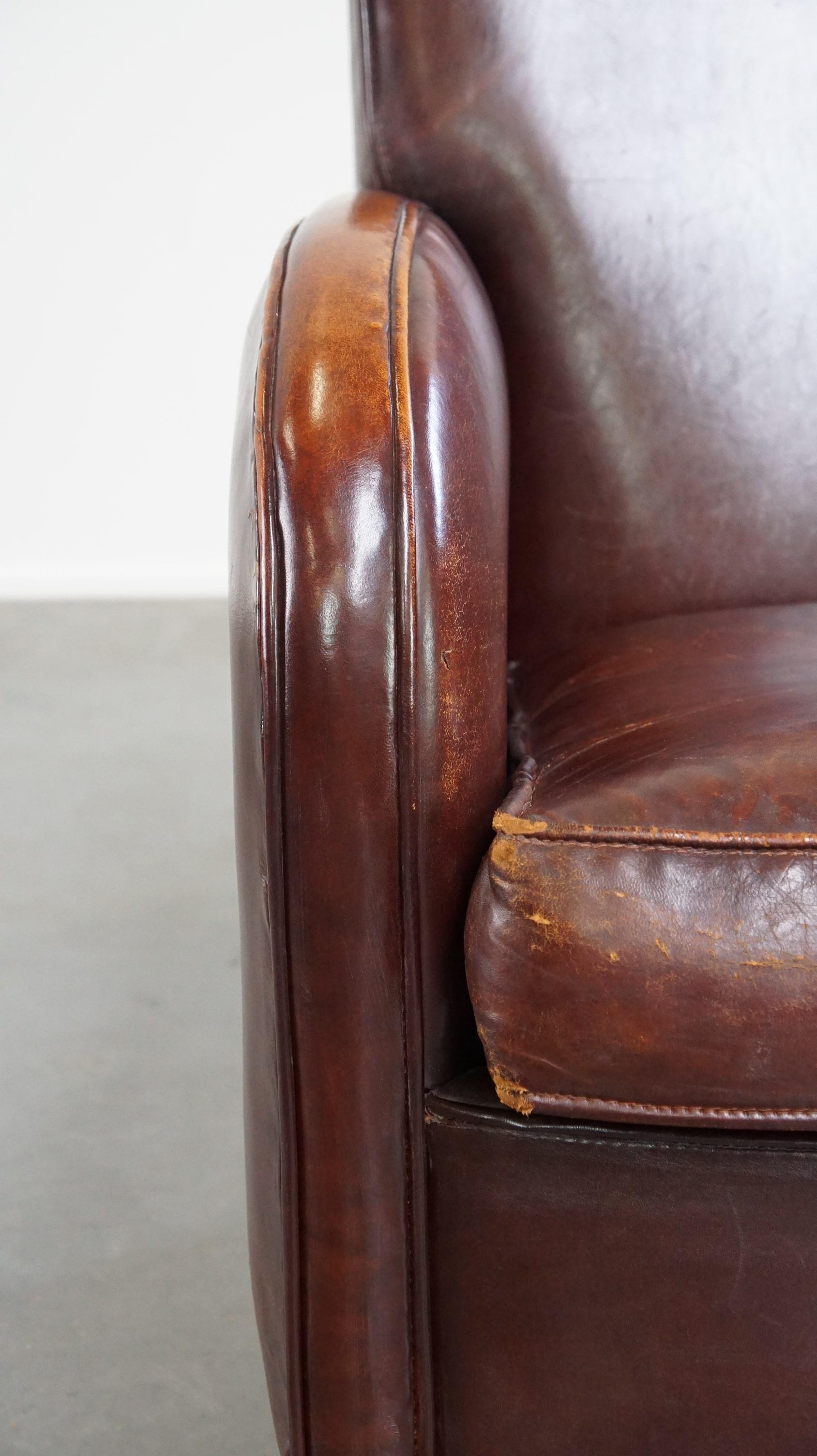 Subtil fauteuil en cuir de mouton avec une belle finition et une bonne patine. en vente 4