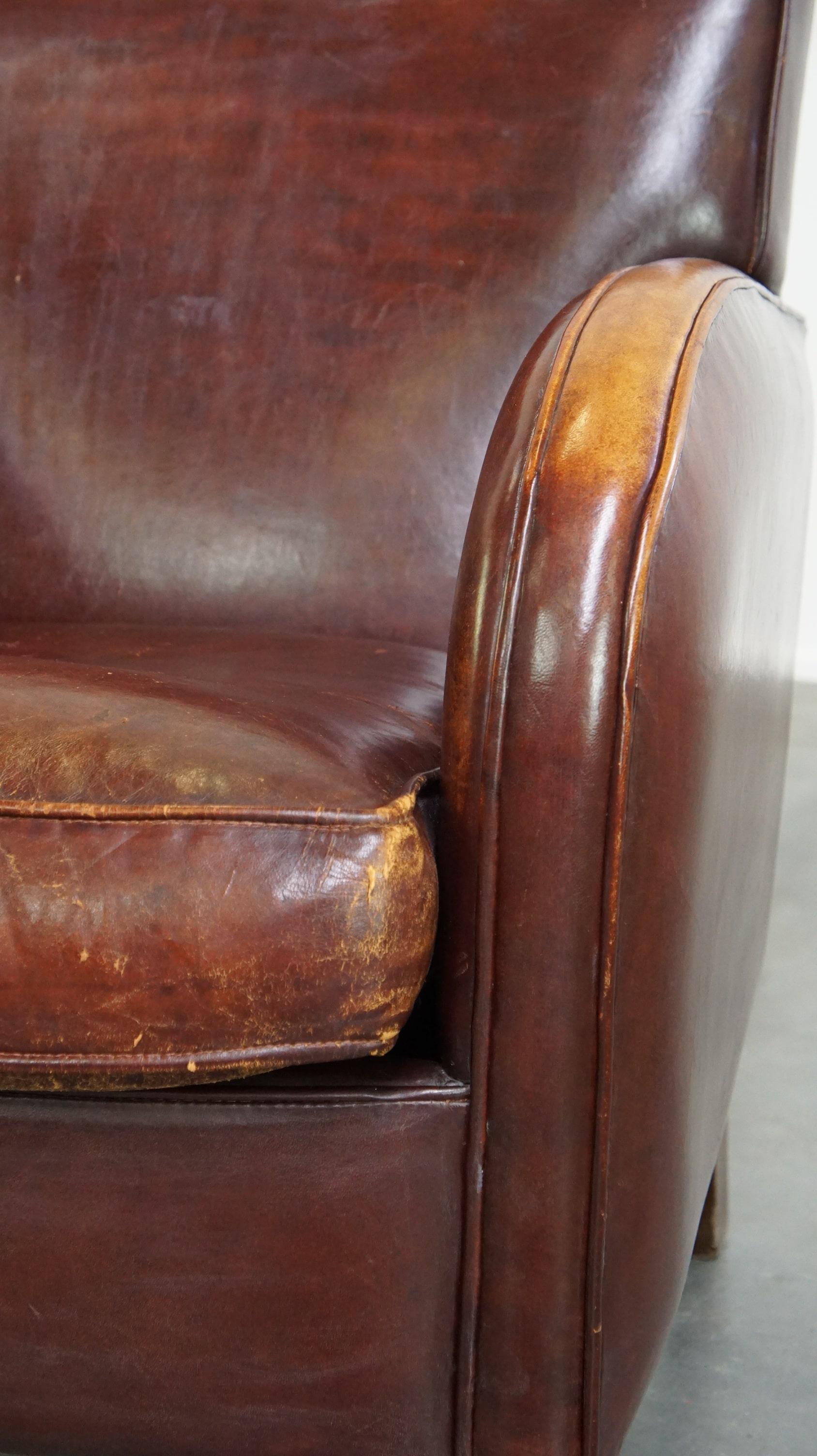 Subtil fauteuil en cuir de mouton avec une belle finition et une bonne patine. en vente 5