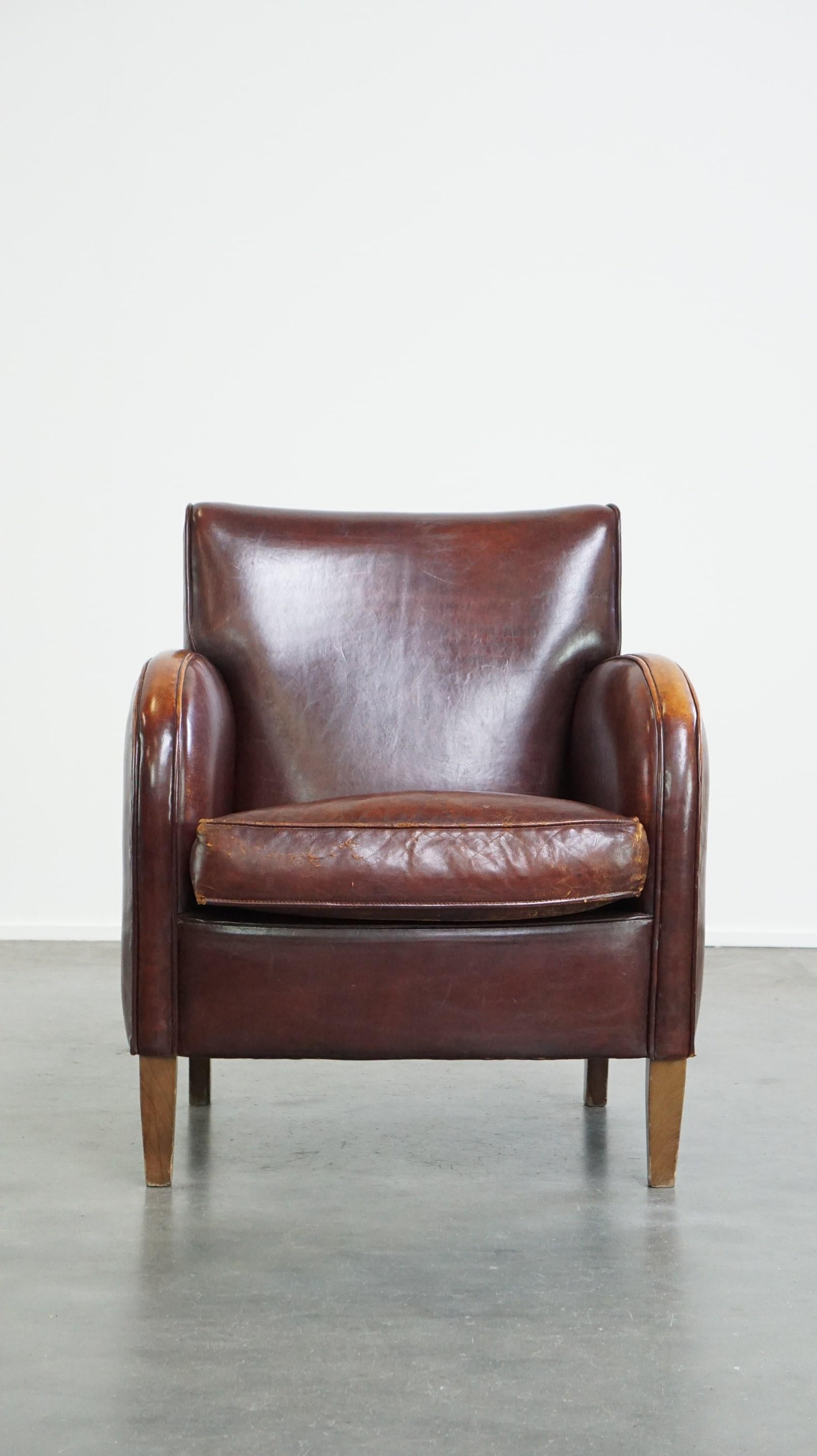 Ce joli et subtil fauteuil en cuir de mouton est un must pour votre intérieur. Il s'adapte à presque tous les styles d'intérieur, et grâce à son excellent confort d'assise, vous pouvez vous détendre à merveille après une longue journée. Ce fauteuil