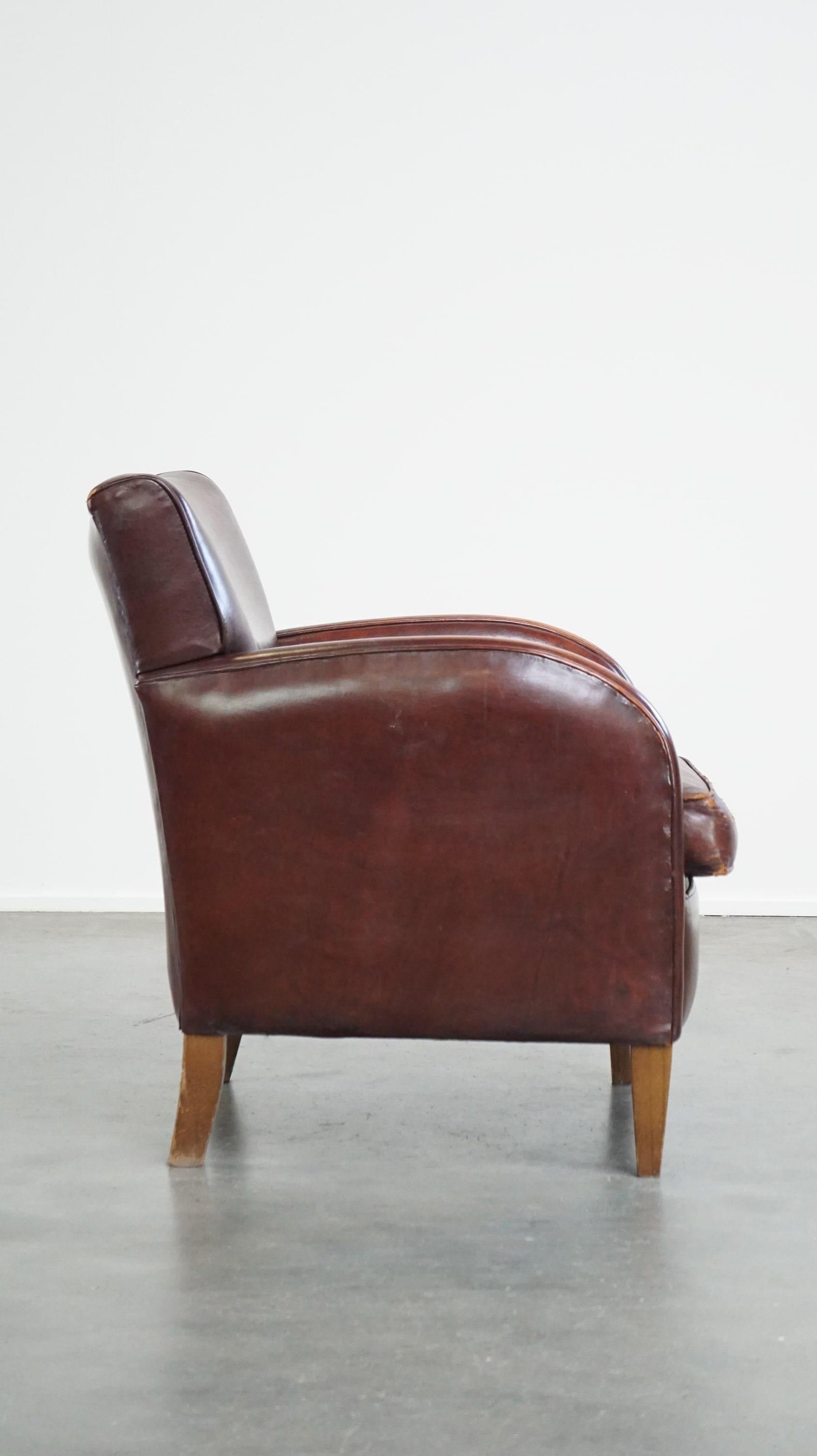 Fait main Subtil fauteuil en cuir de mouton avec une belle finition et une bonne patine. en vente