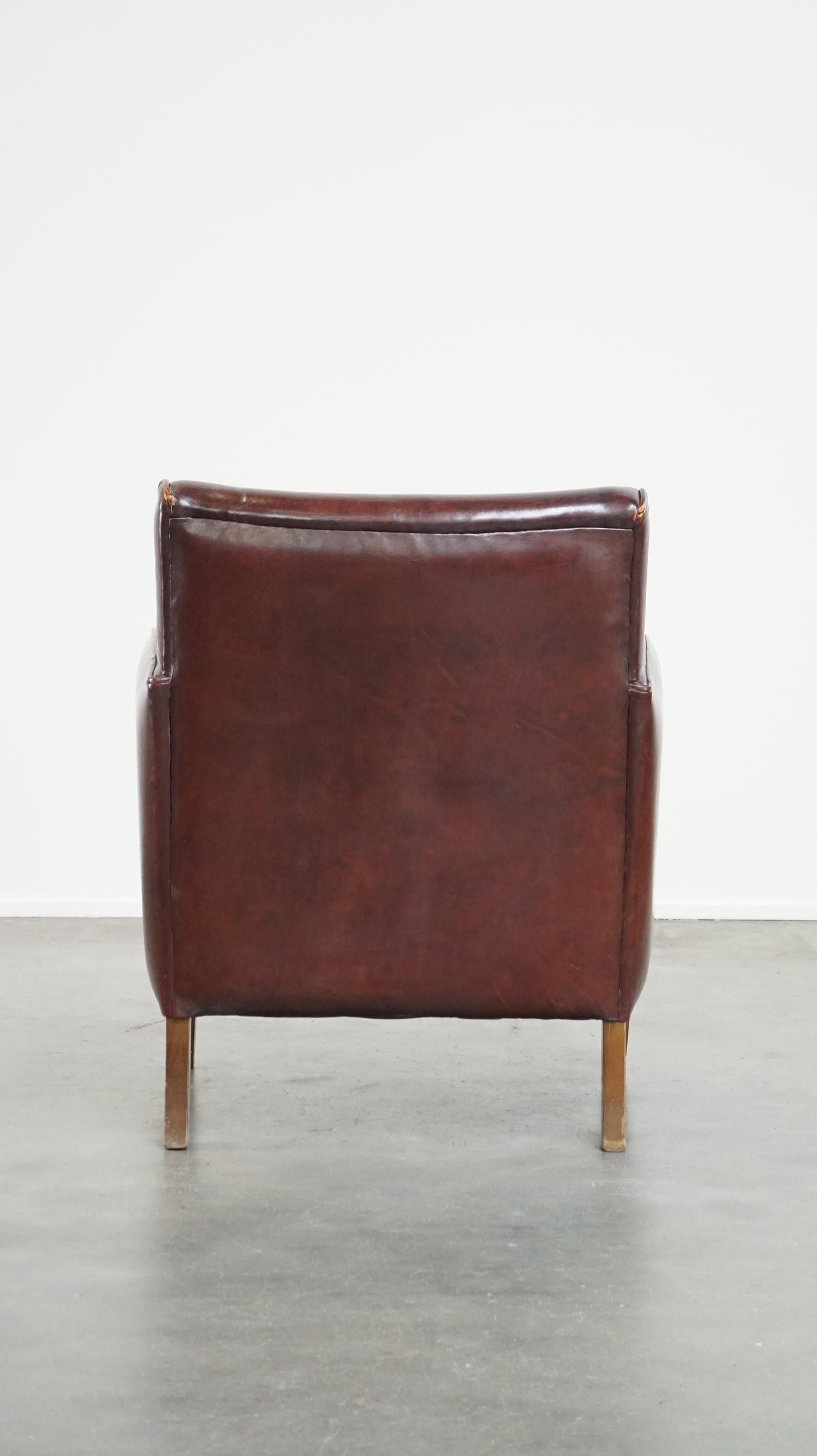 Subtil fauteuil en cuir de mouton avec une belle finition et une bonne patine. Bon état - En vente à Harderwijk, NL