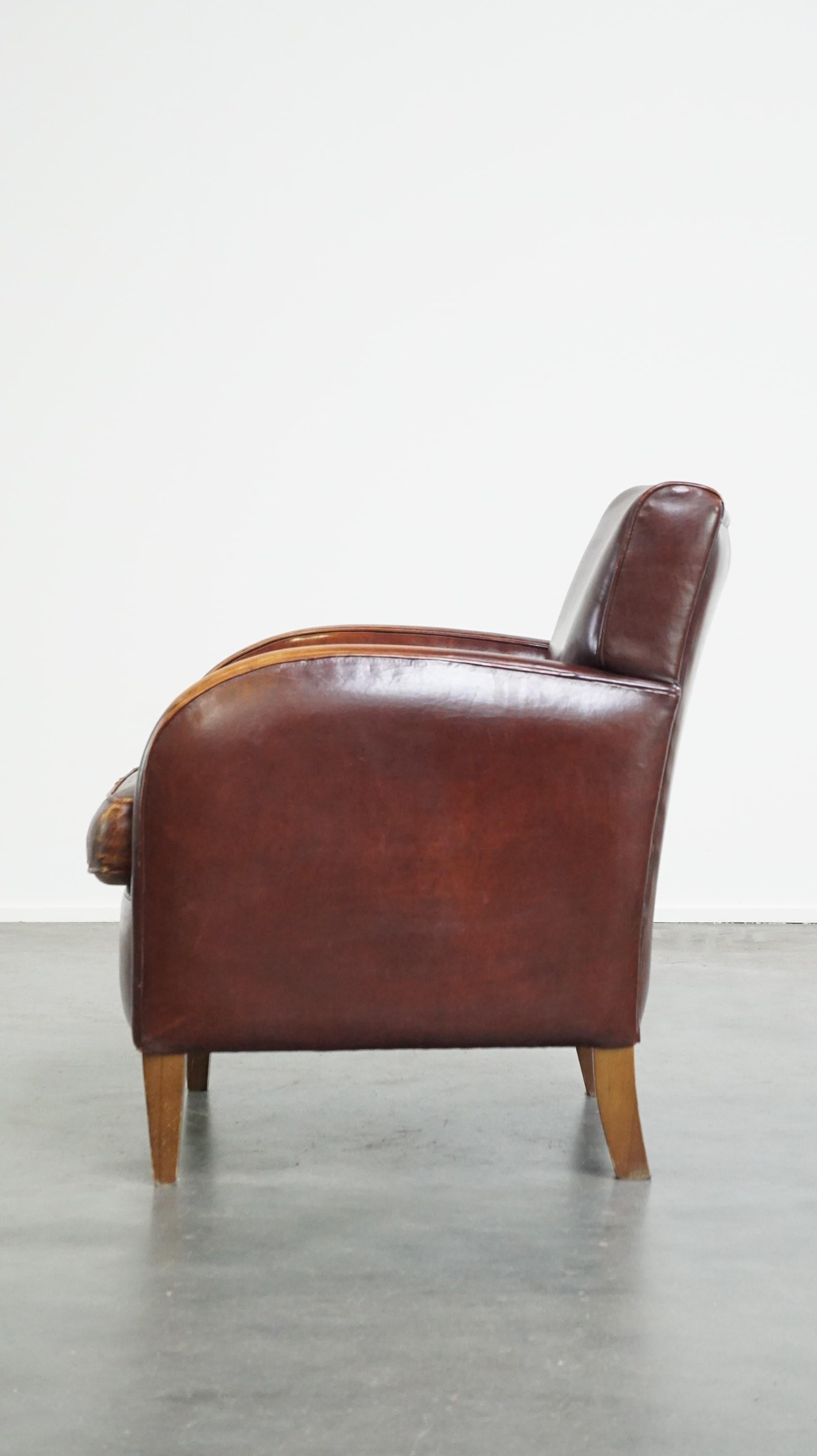 Fin du 20e siècle Subtil fauteuil en cuir de mouton avec une belle finition et une bonne patine. en vente