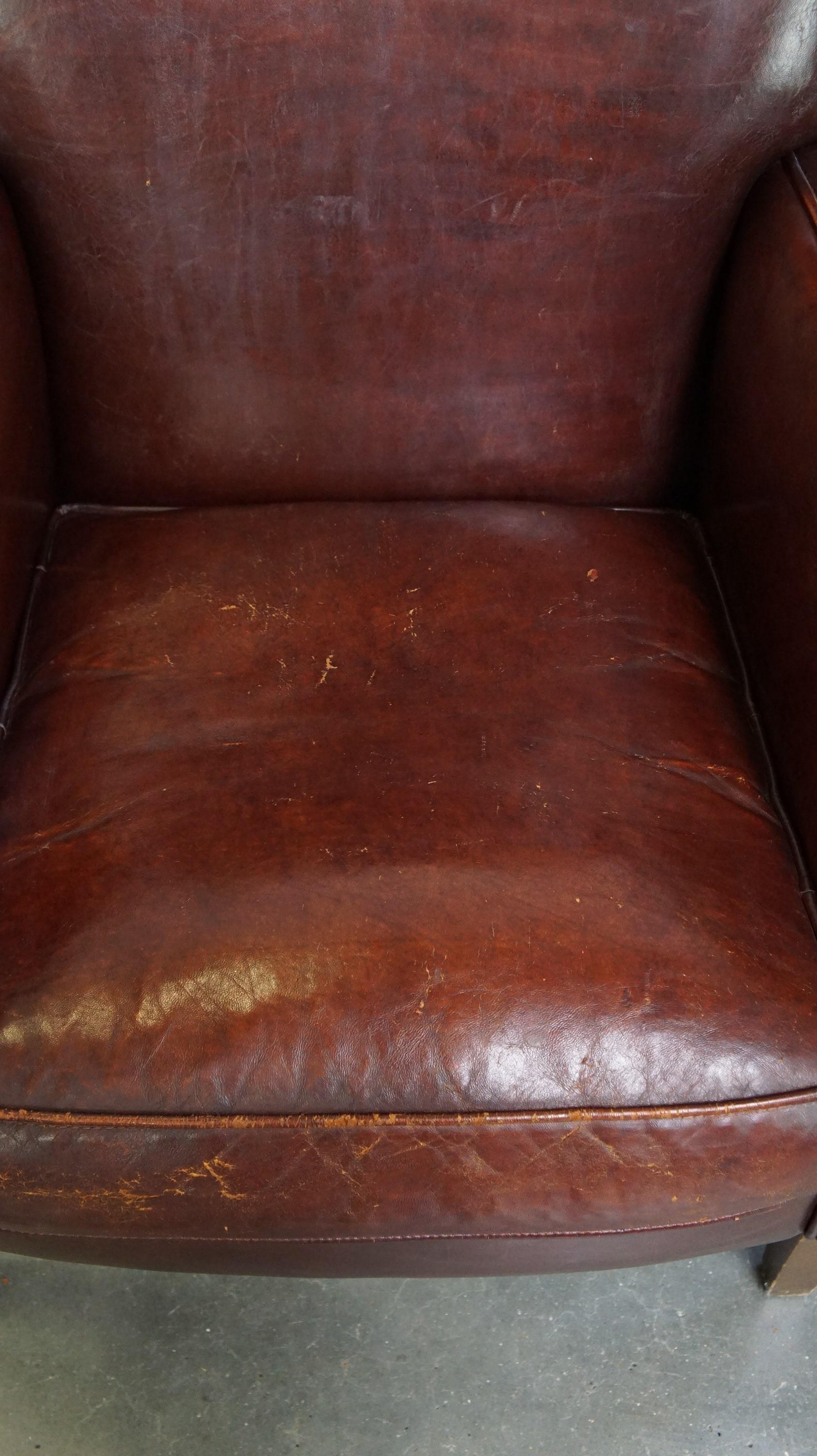 Cuir de mouton Subtil fauteuil en cuir de mouton avec une belle finition et une bonne patine. en vente