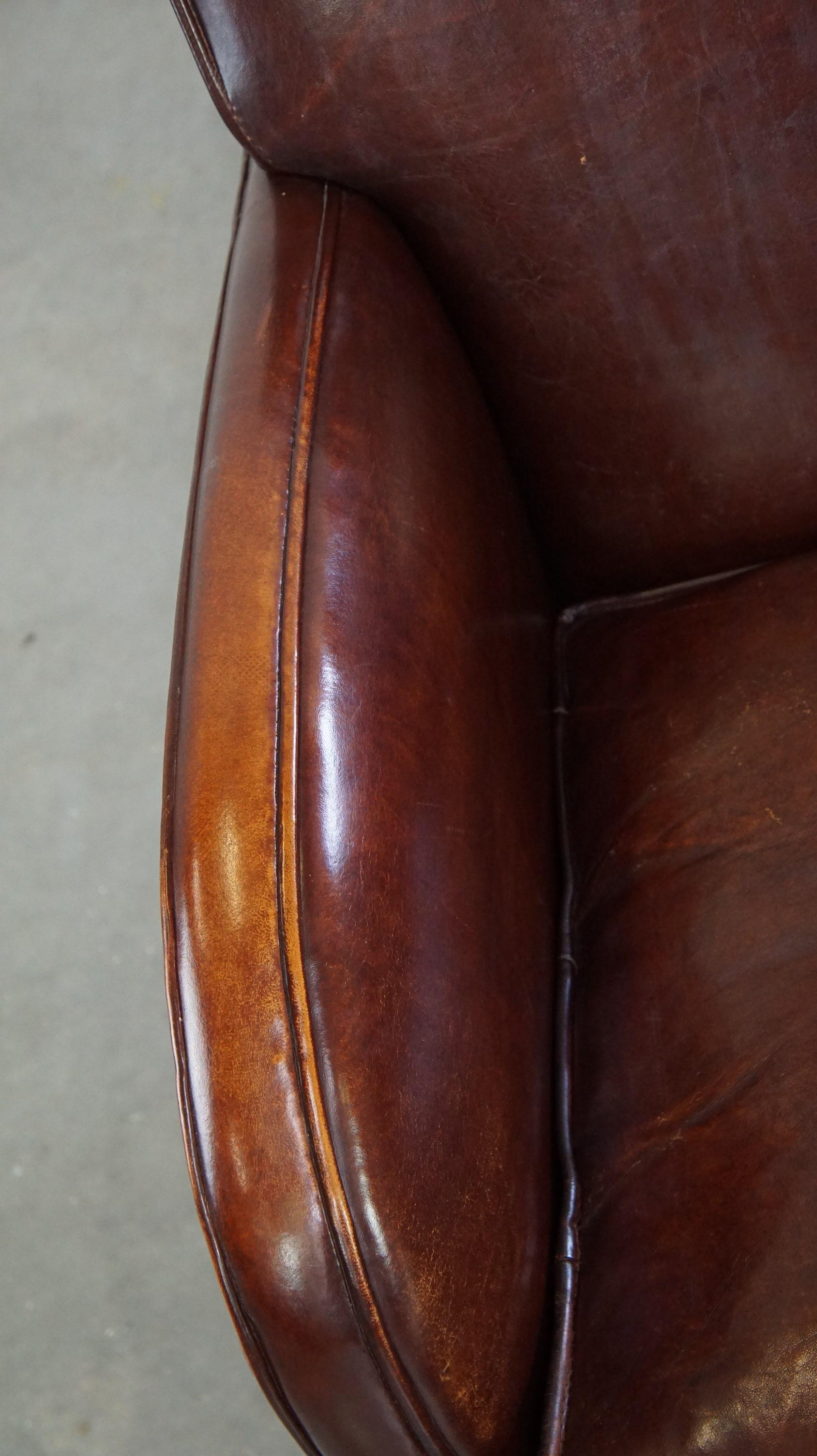 Subtil fauteuil en cuir de mouton avec une belle finition et une bonne patine. en vente 1