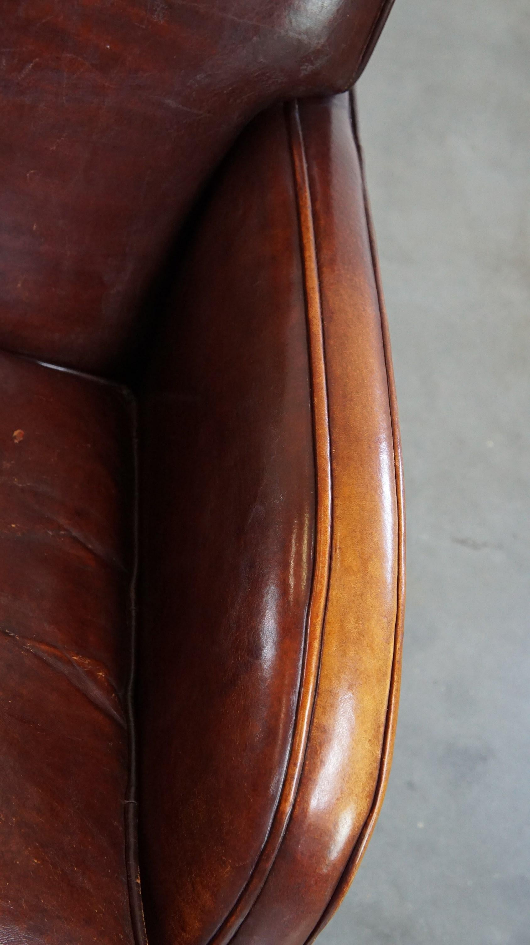 Subtil fauteuil en cuir de mouton avec une belle finition et une bonne patine. en vente 2