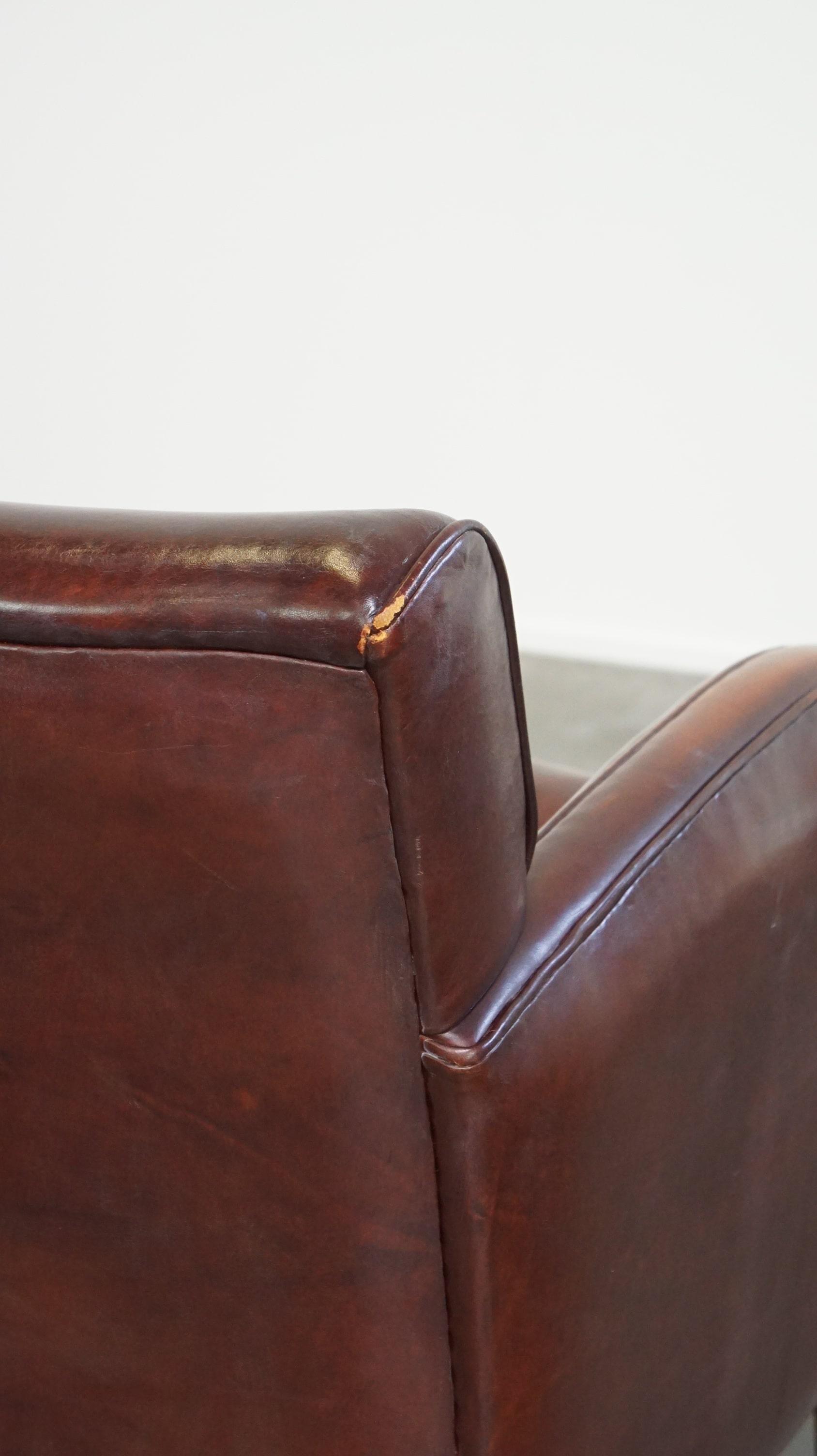 Subtil fauteuil en cuir de mouton avec une belle finition et une bonne patine. en vente 3