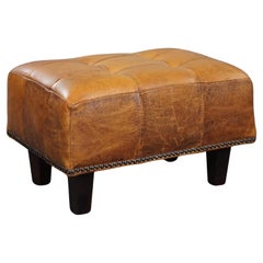 Subtle sheep leather ottoman with beautiful details
