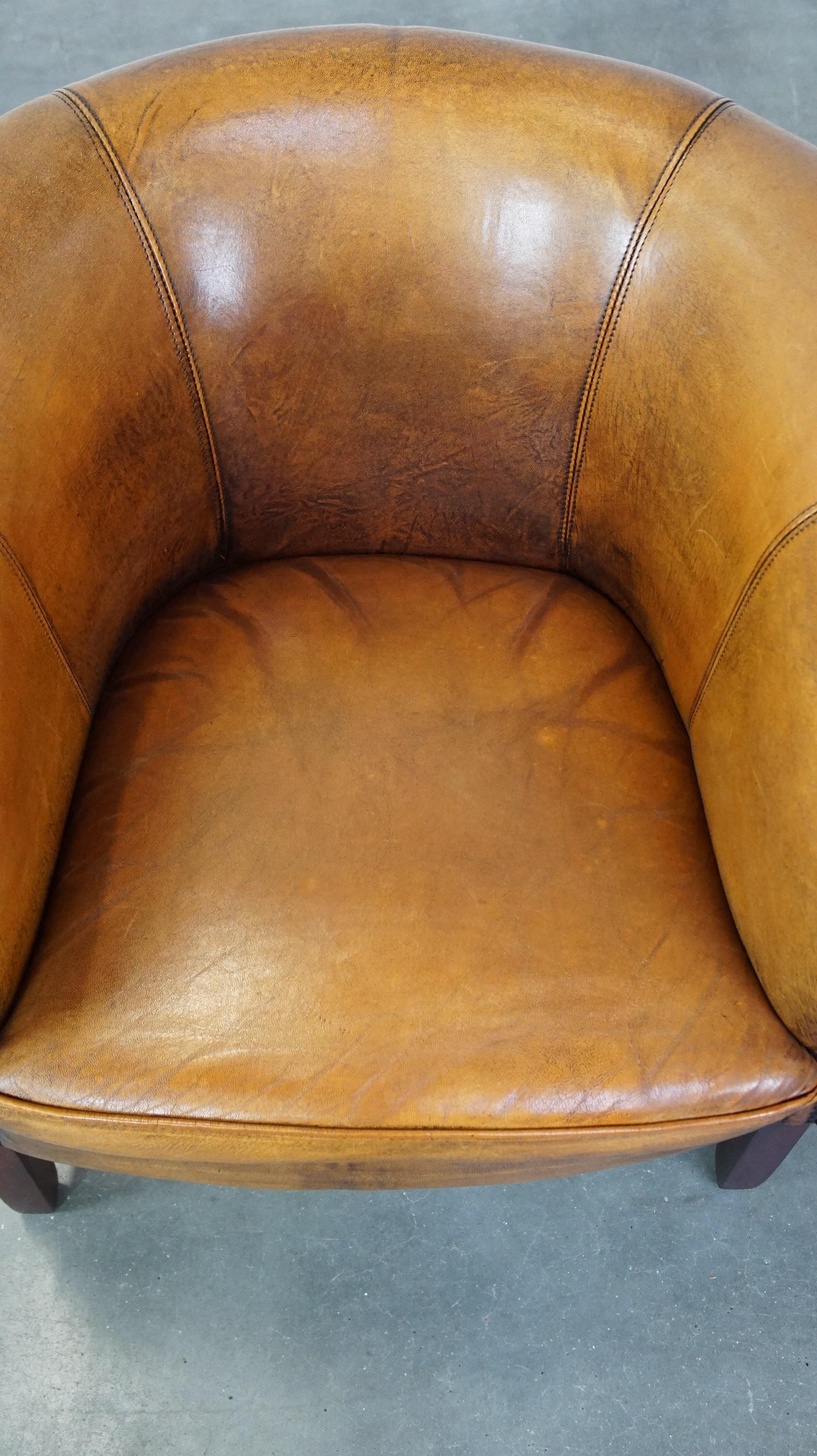 Sutil sillón club de piel de oveja acabado con tachuelas decorativas y bellos colores Piel de carnero en venta