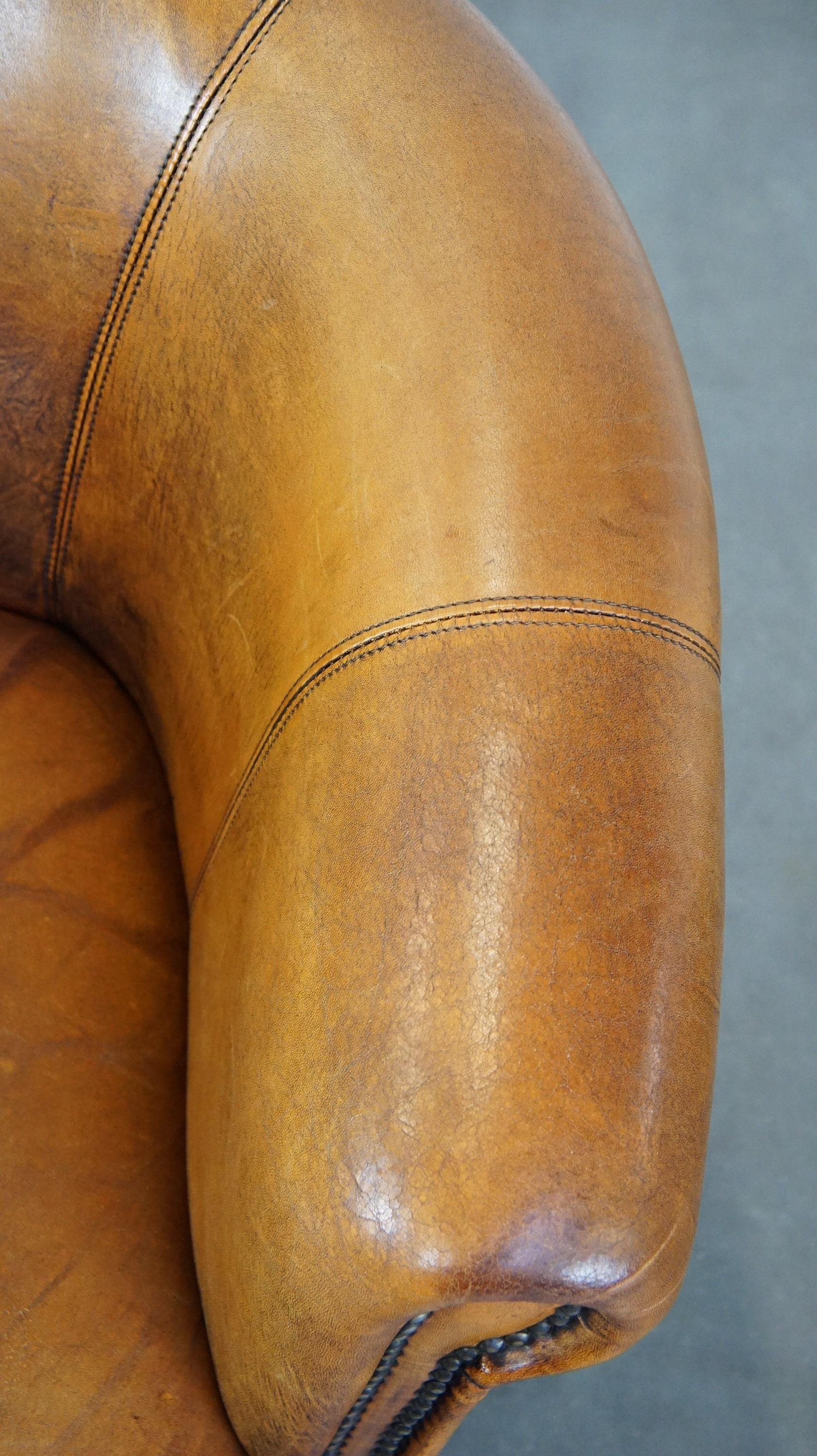 Sutil sillón club de piel de oveja acabado con tachuelas decorativas y bellos colores en venta 2
