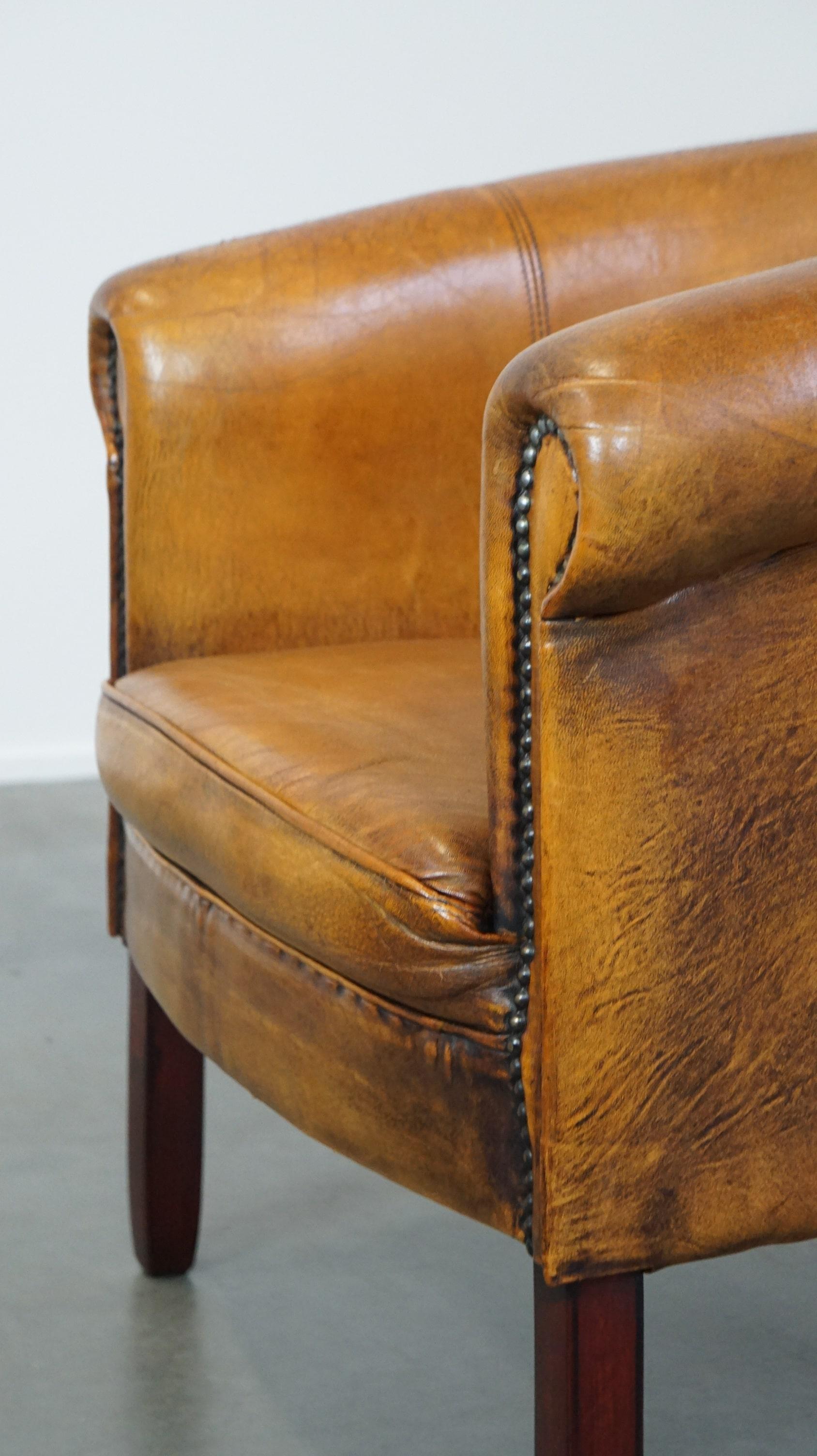 Sutil sillón club de piel de oveja acabado con tachuelas decorativas y bellos colores en venta 3