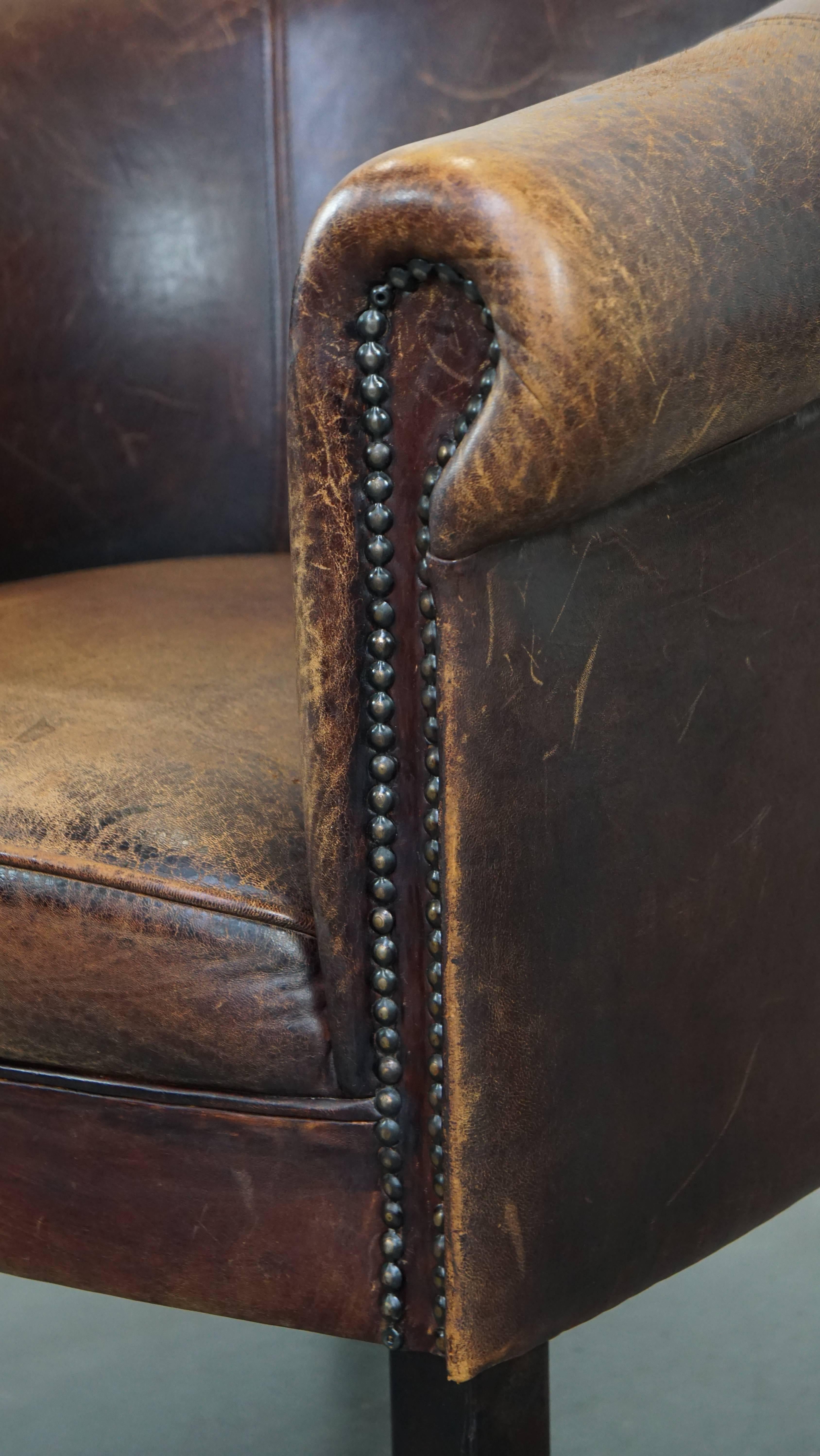 Fauteuil club en peau de mouton avec une apparence robuste en vente 4