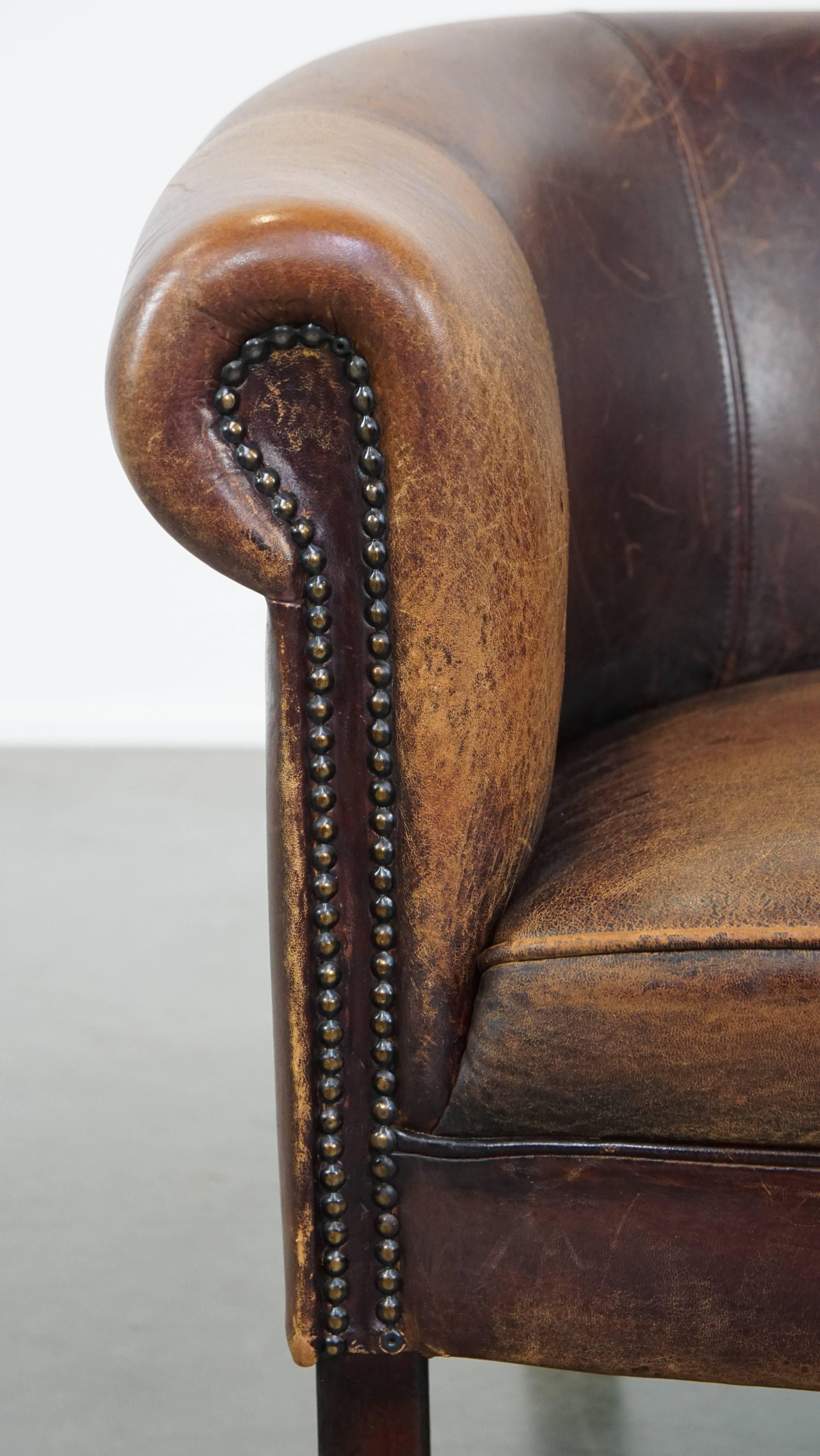 Fauteuil club en peau de mouton avec une apparence robuste en vente 5
