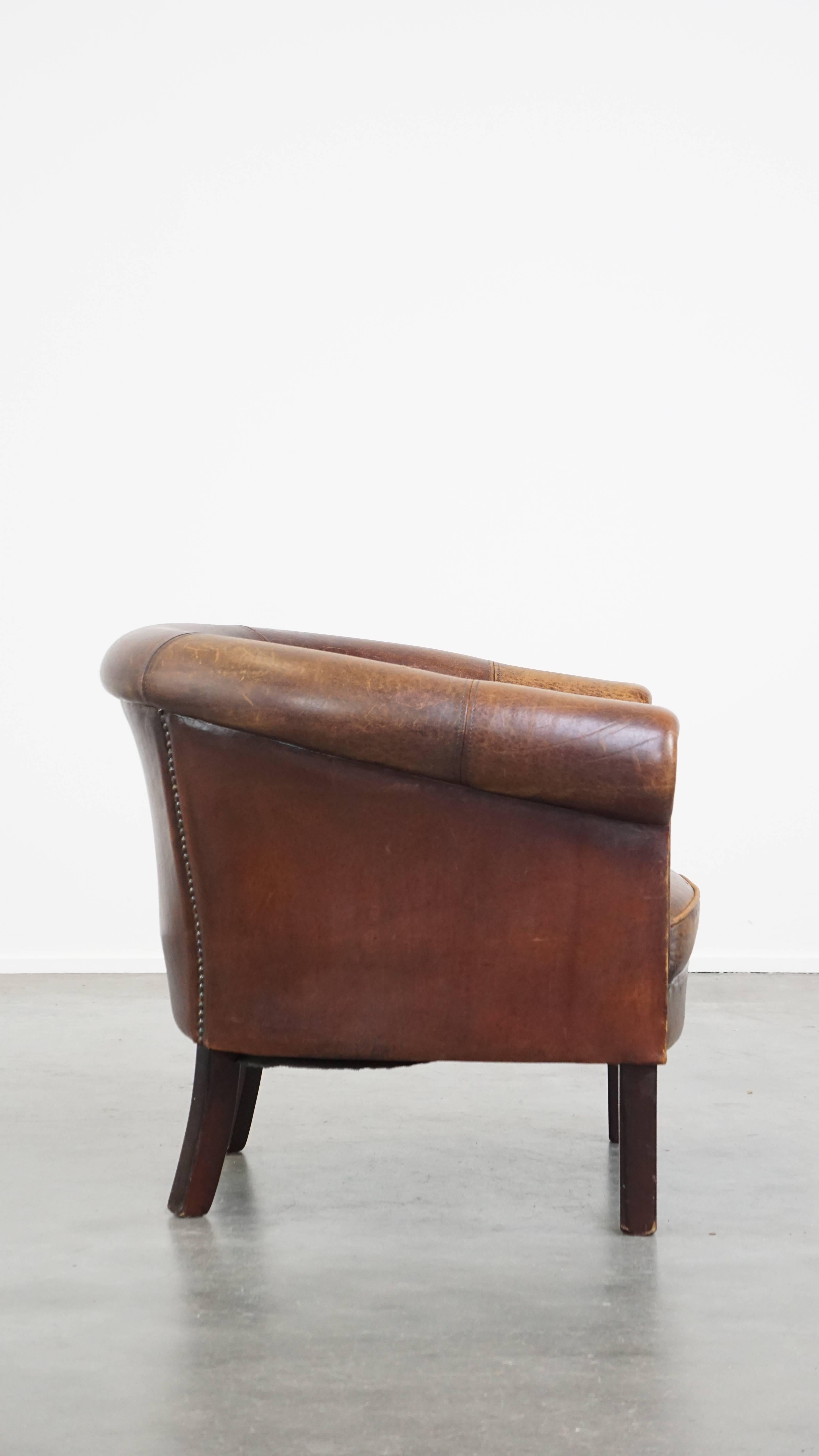 Fait main Fauteuil club en peau de mouton avec une apparence robuste en vente