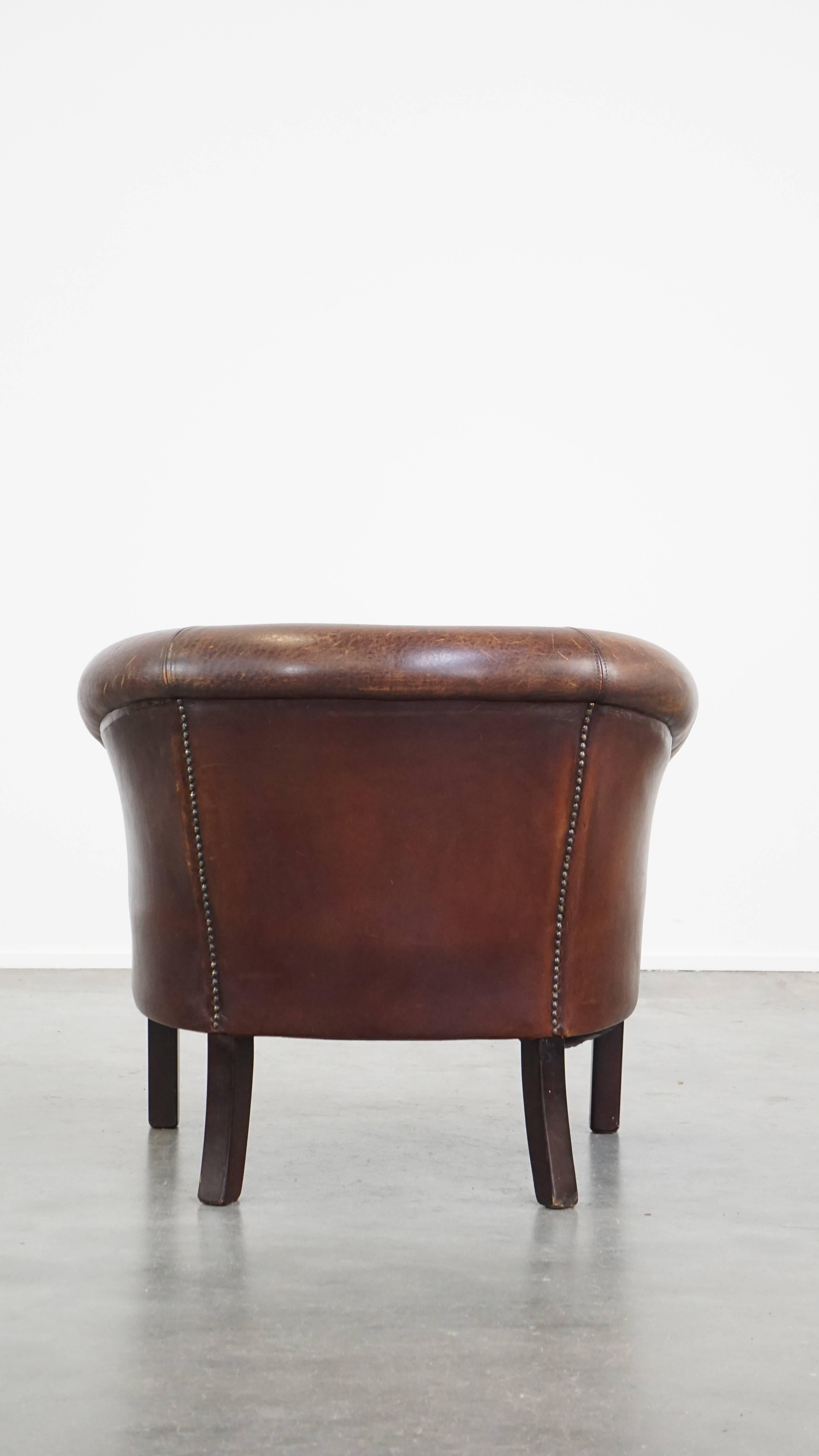 Fauteuil club en peau de mouton avec une apparence robuste Bon état - En vente à Harderwijk, NL