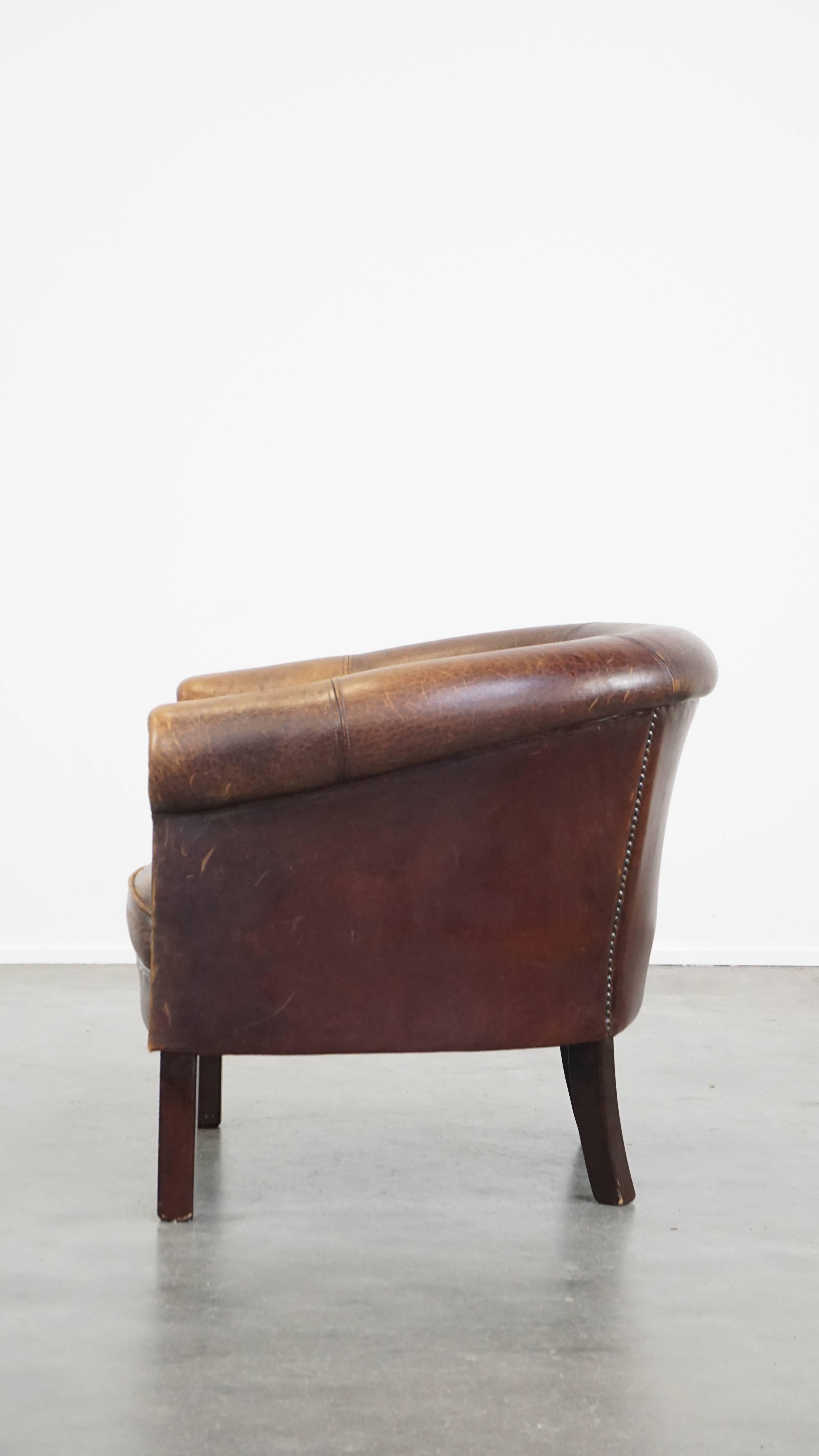 20ième siècle Fauteuil club en peau de mouton avec une apparence robuste en vente