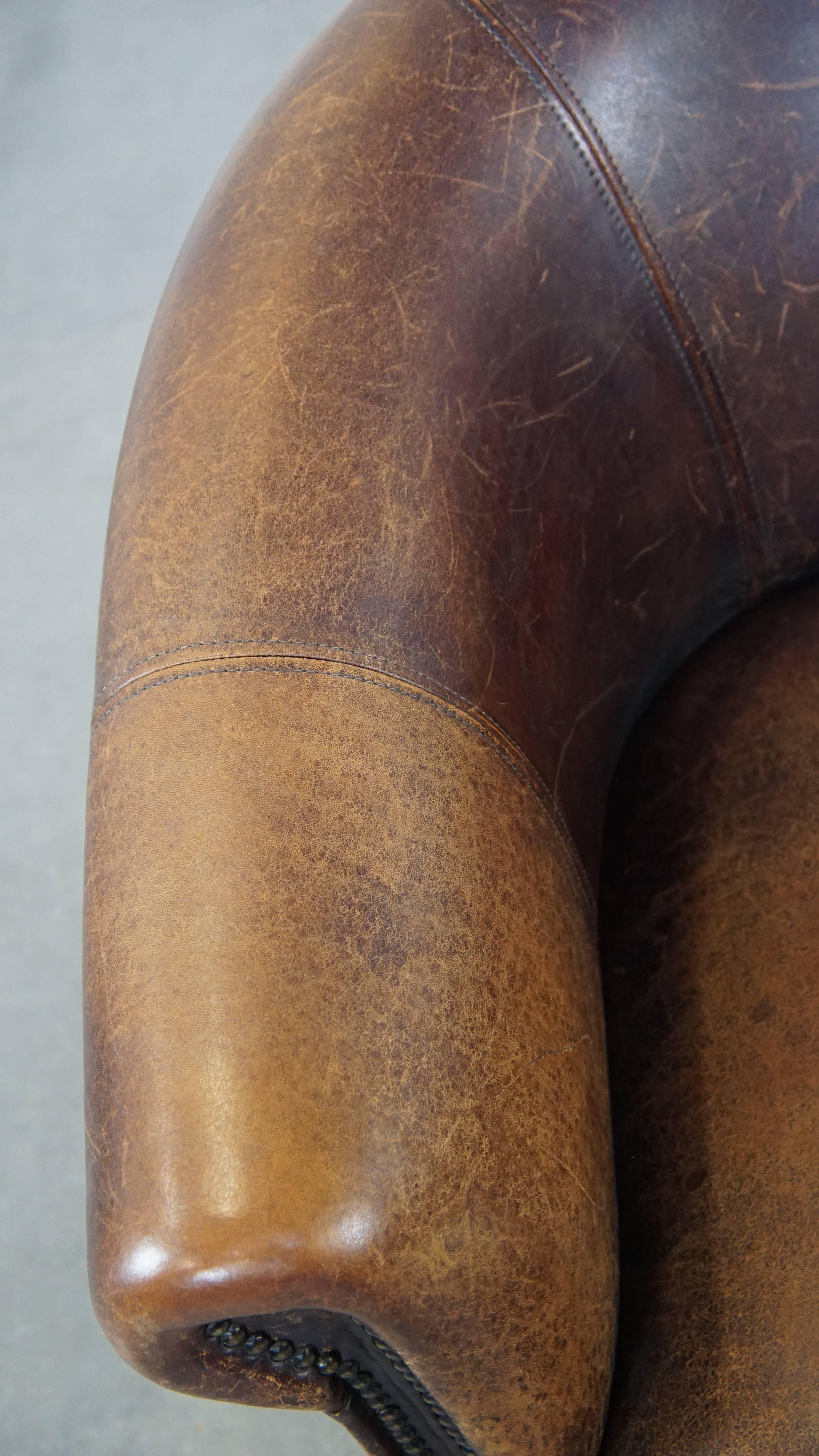 Fauteuil club en peau de mouton avec une apparence robuste en vente 1