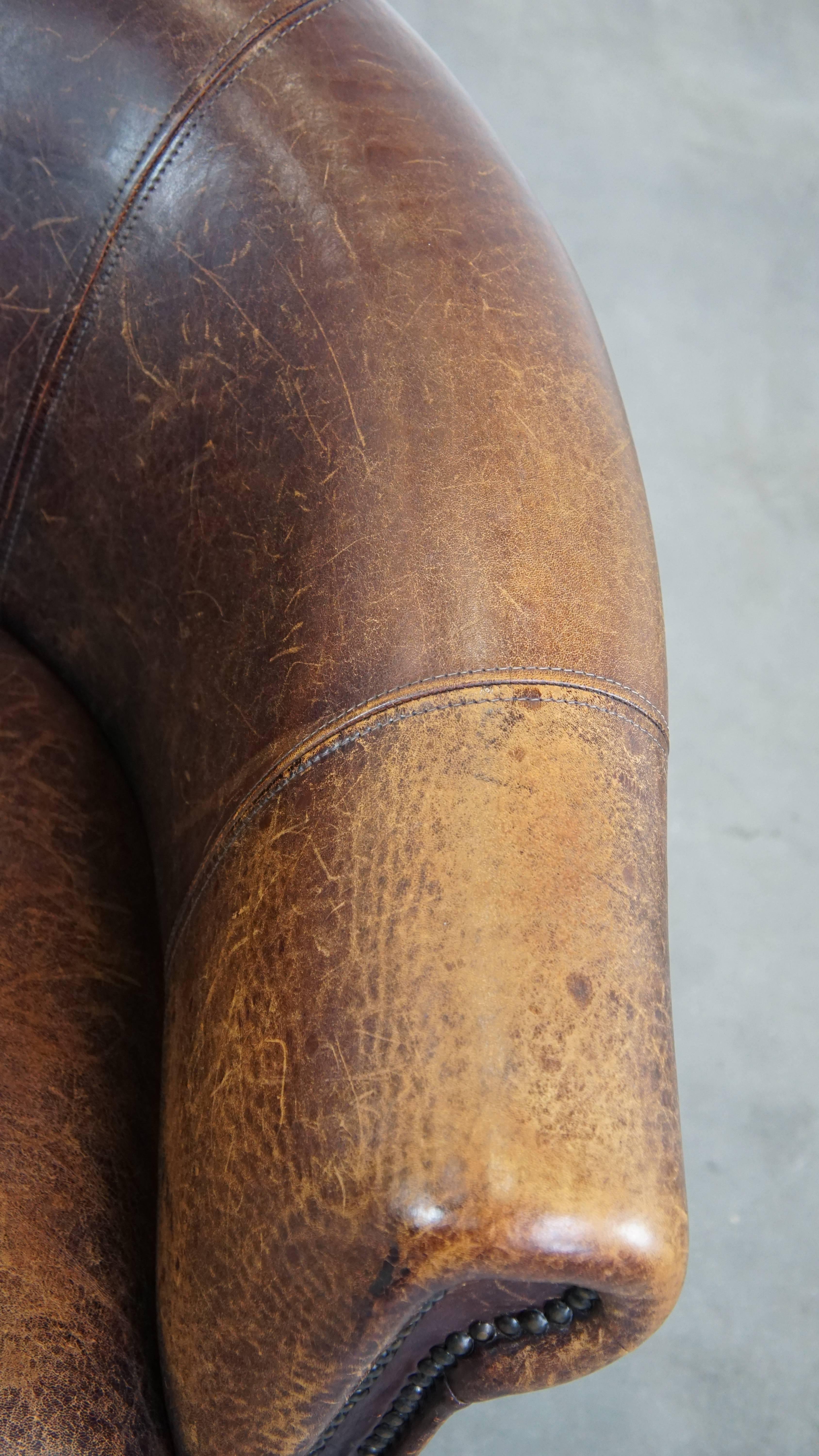 Fauteuil club en peau de mouton avec une apparence robuste en vente 2
