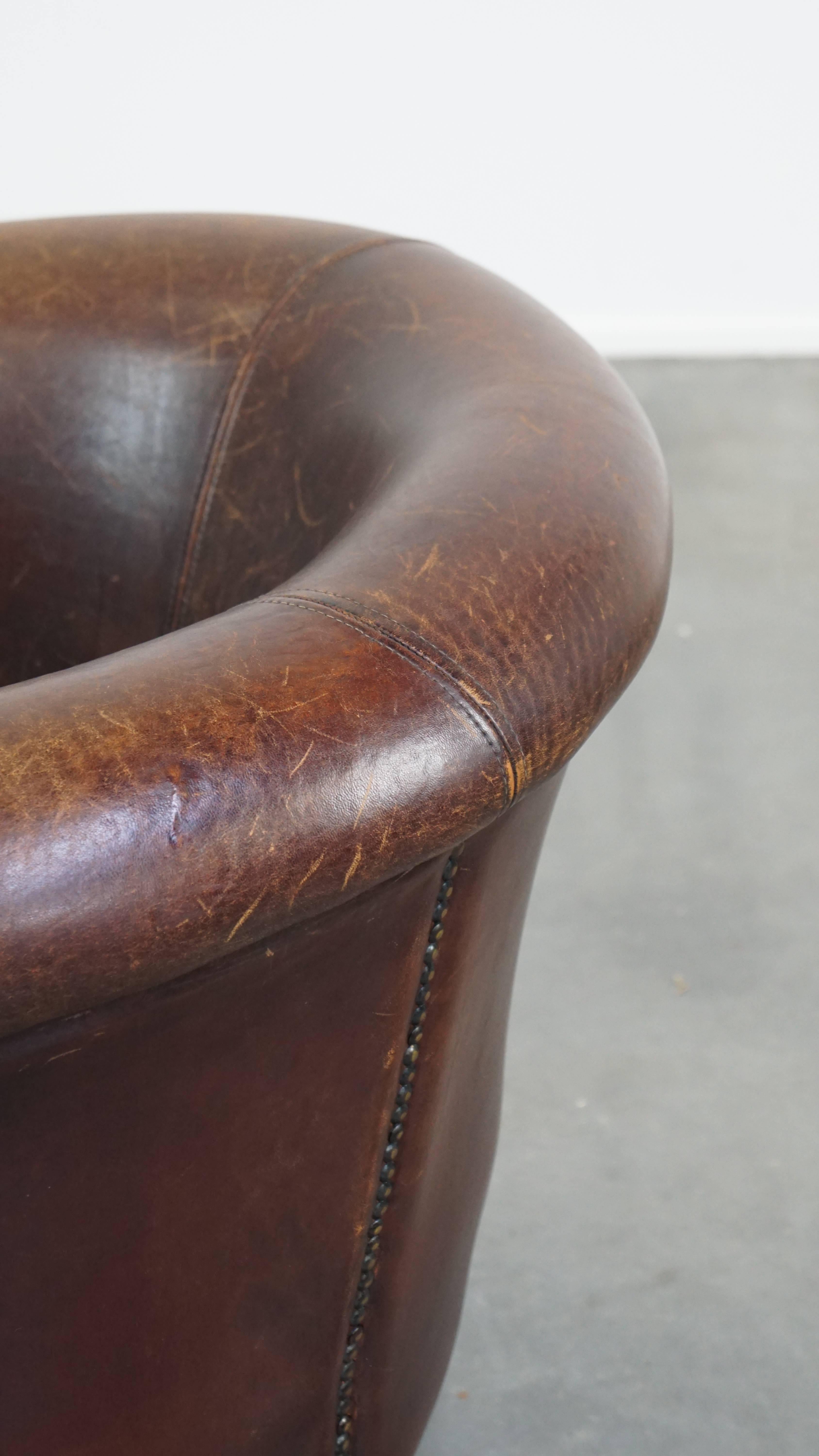Fauteuil club en peau de mouton avec une apparence robuste en vente 3