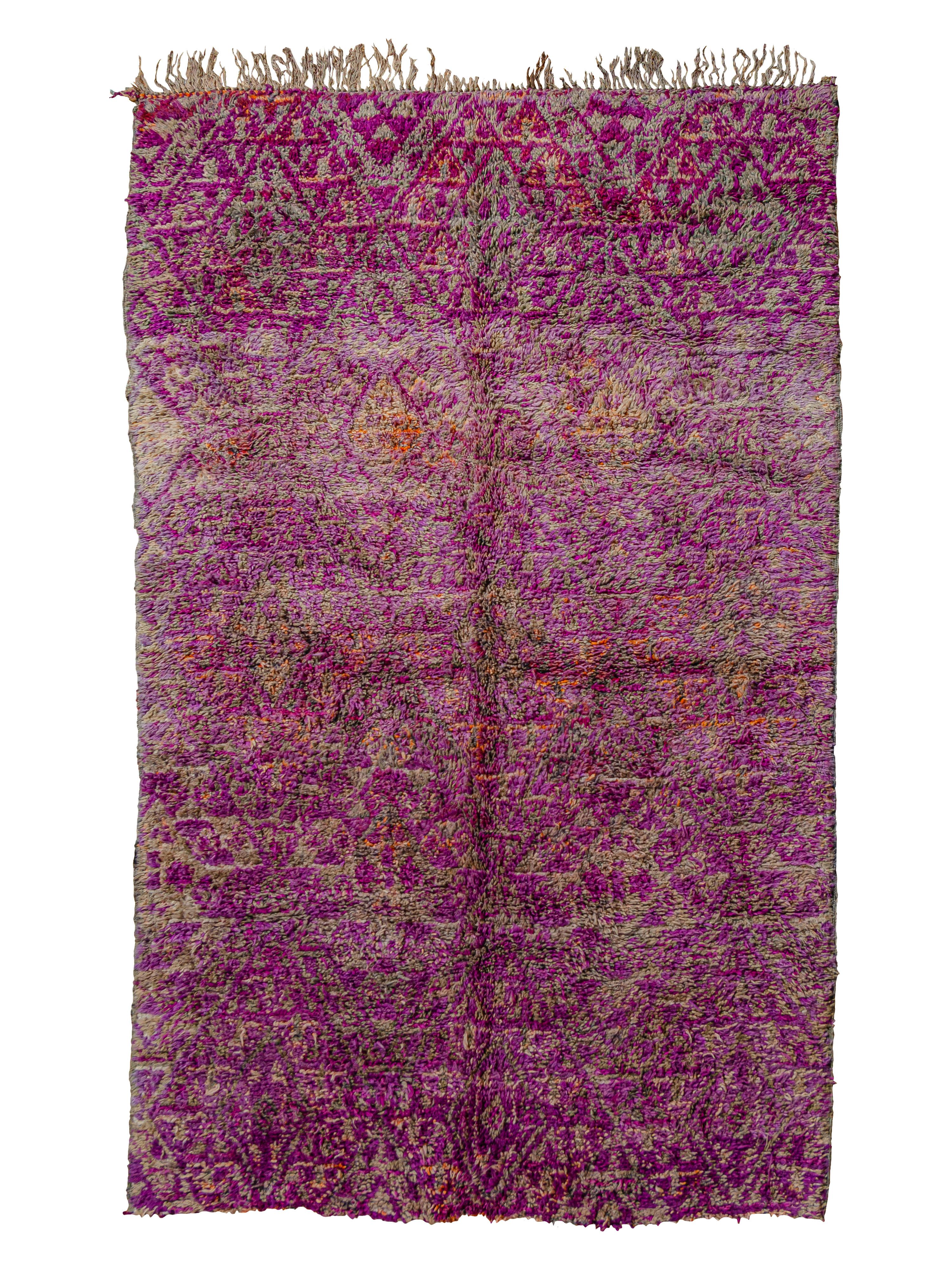 Marokkanischer Beni M'Guild Teppich in dezentem Lila, kuratiert von Breuckelen Berber (Mitte des 20. Jahrhunderts) im Angebot