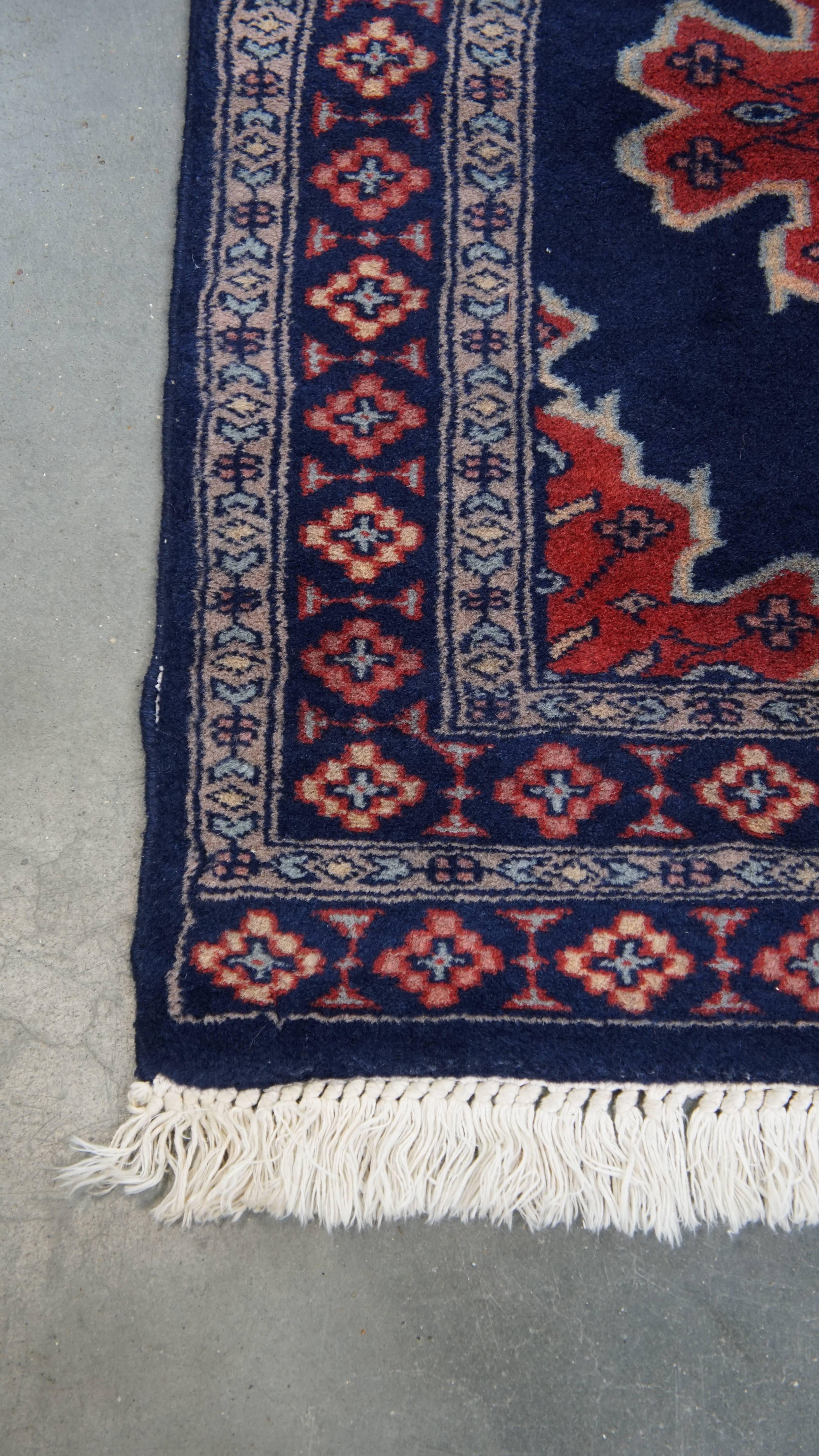 Lassen Sie Ihr Zuhause mit diesem schönen Teppich erstrahlen. Es zeichnet sich durch schöne Farben und atemberaubende Details aus. Diese Art von Teppichen ist nicht nur ein begehrter Artikel für das Wohnzimmer, sondern auch eine großartige Ergänzung
