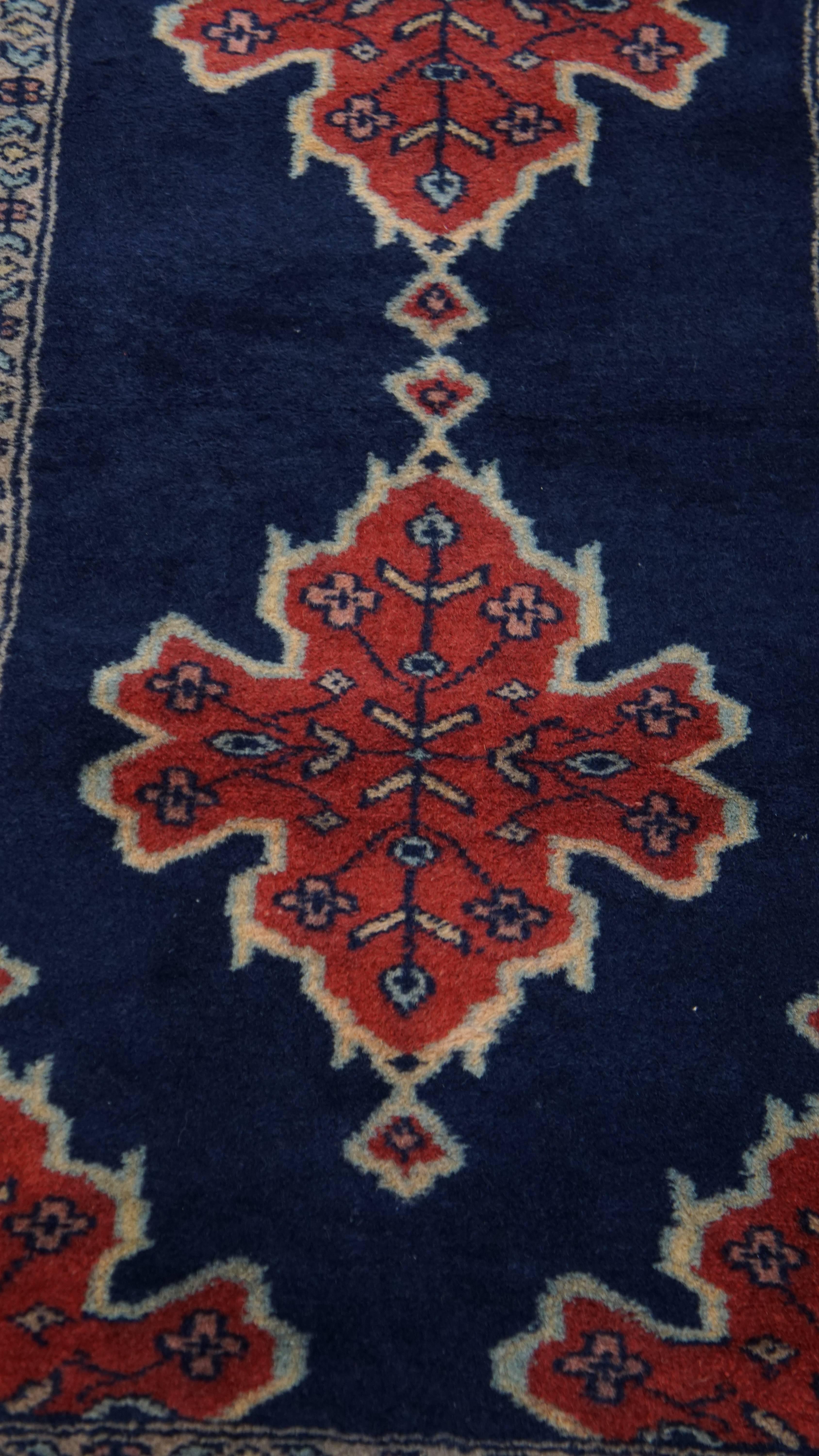 Subtiler Wollteppich in Dunkelblau - 139x66 cm (Handgeknüpft) im Angebot