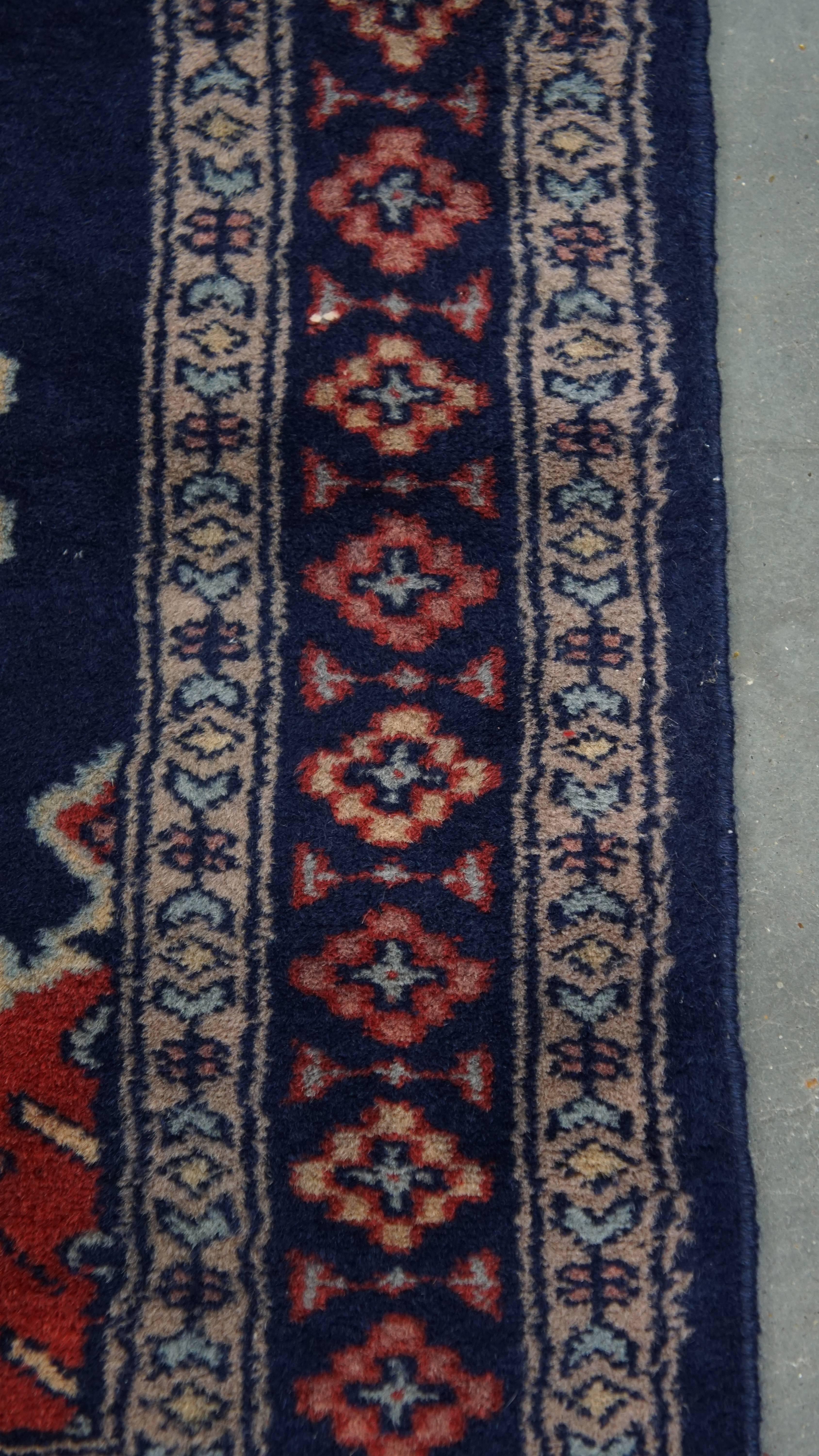 Subtiler Wollteppich in Dunkelblau - 139x66 cm (20. Jahrhundert) im Angebot