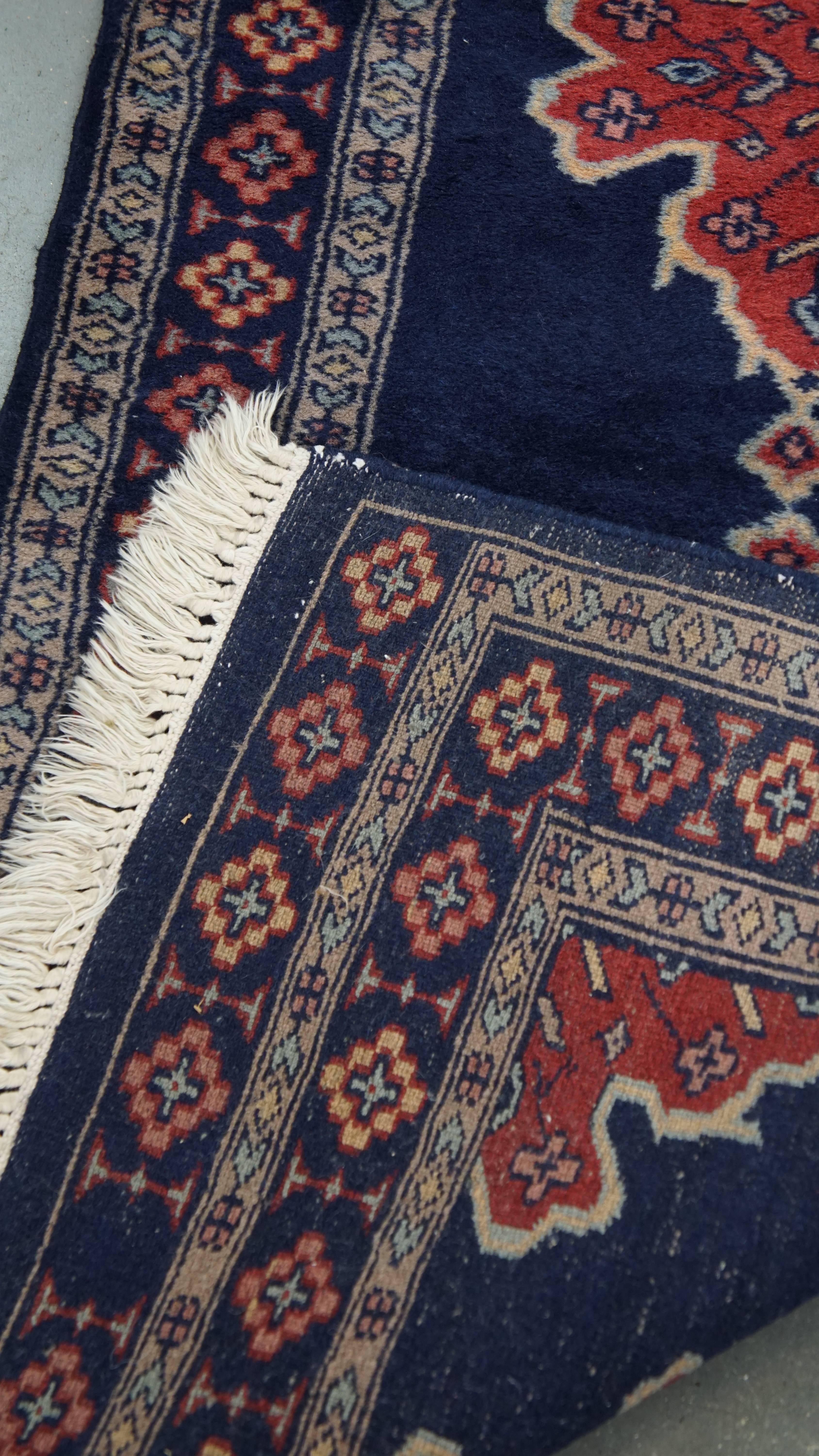 Subtiler Wollteppich in Dunkelblau - 139x66 cm (Wolle) im Angebot