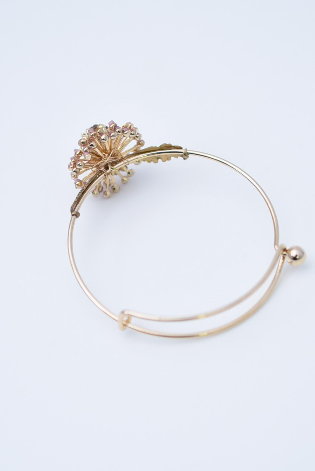 material:Brass, glass beads
size:around 20cm


It is easy to put on and take off.
The gold color of the bangle and the motif is consistent, so it does not look like a bangle that you are 