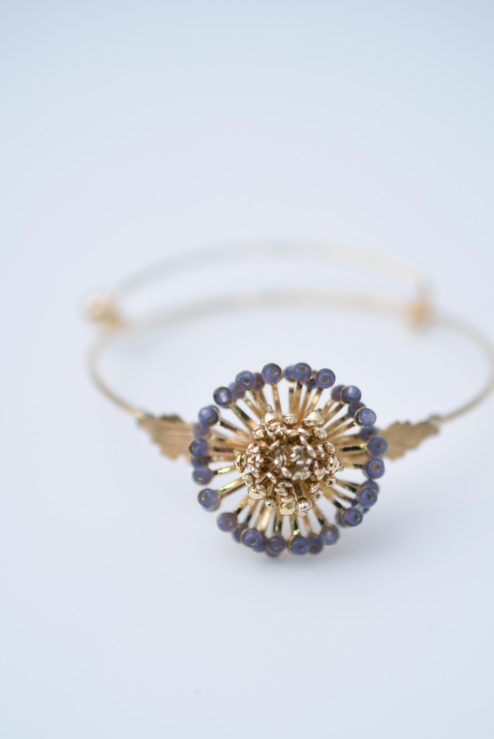 Matière : laiton, perles de verre
taille:environ 20cm

Le bracelet est fait de lignes délicates et est conçu pour être suffisamment lâche pour bouger avec les mouvements de la main.
Une armature métallique en forme de crochet est fixée sur le côté