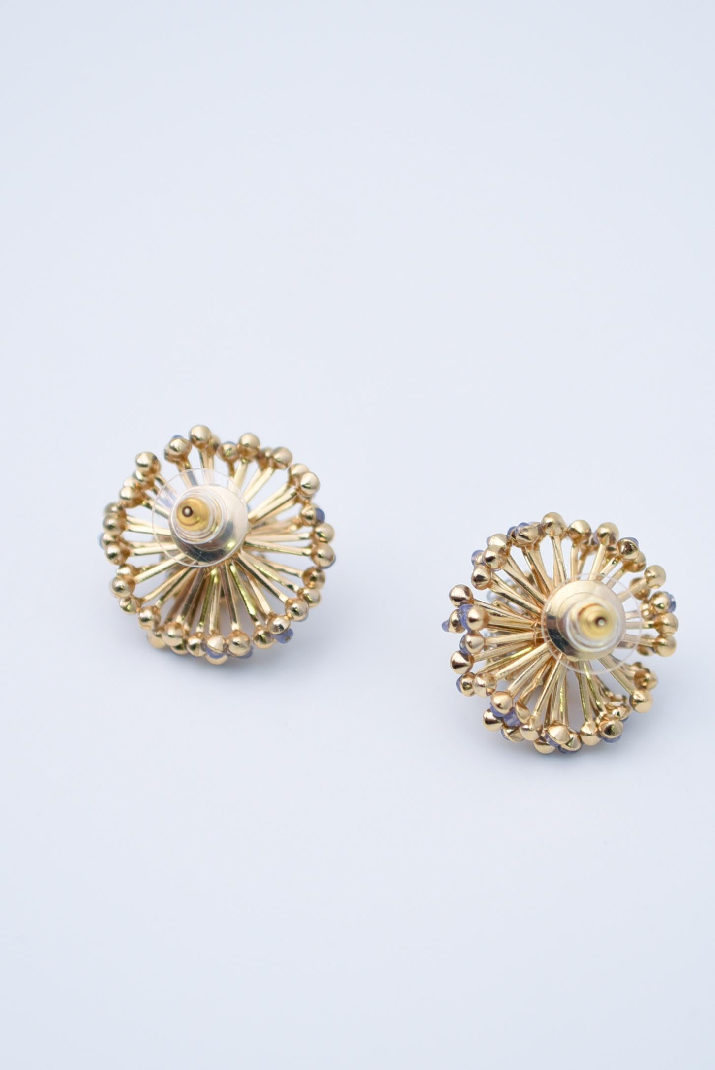 material:brass,glass beads,stainless
size: length 2.5cm

This series is based on the flower of Scabiosa. The flowers are made by setting beads one by one on petals made of delicate metal lines and carefully crafted with many layered parts to