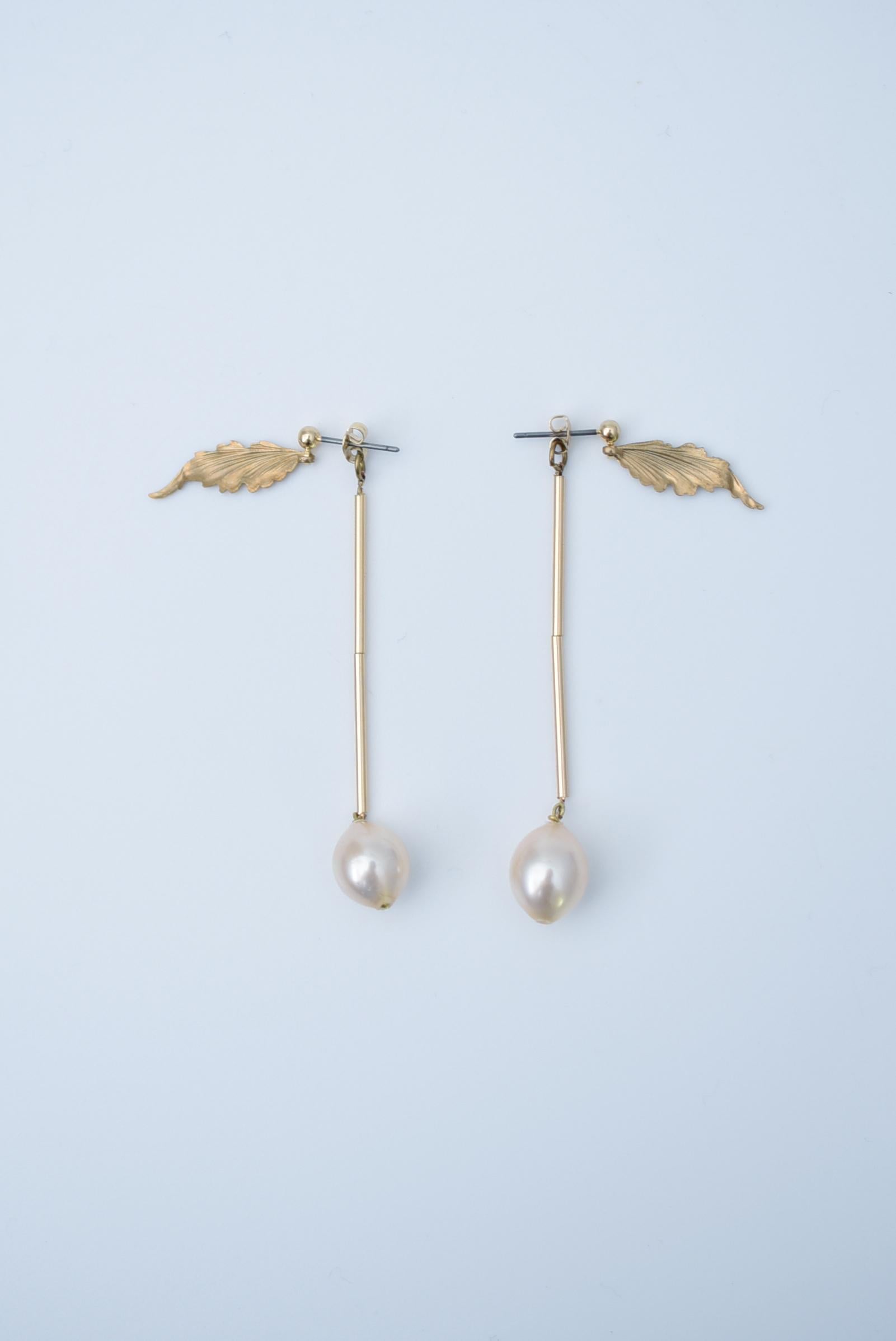 material:Brass, vintage 1960s Japanese glass pearls
size:length 6cm

This series is based on the flower of Scabiosa.
The plump pearls are vintage pearls made in Japan in the 1980s.

Each pearl is hand rolled by a craftsman, so the individual grains