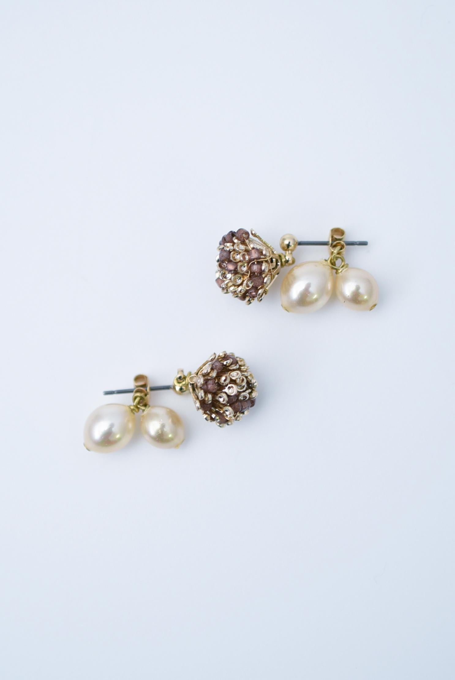 material:Brass, vintage 1960s Japanese glass pearls, glass beads
size:length 1.5cm


This series is based on the flower motif of Scabiosa.
The top motif is inspired by a bud.
The plump pearls are vintage pearls made in Japan in the 1980s.

The