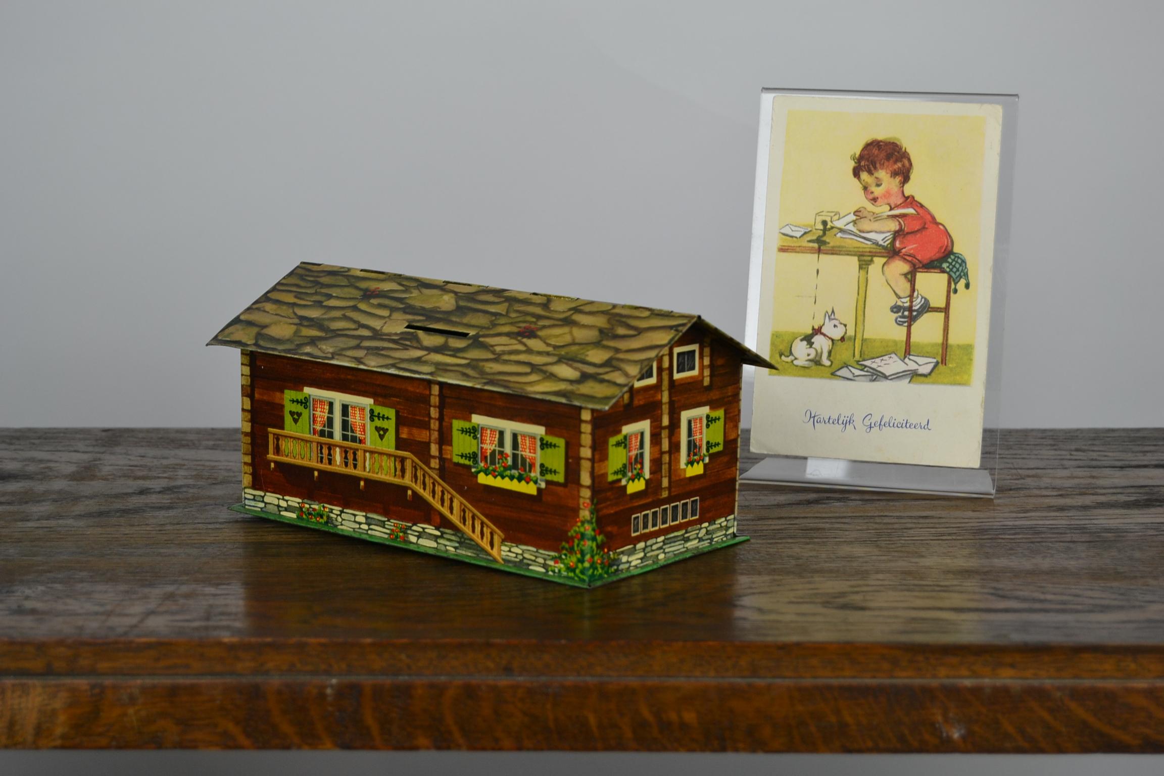 Antique chocolate and biscuit tin box - gift box - luxurious packaging - advertising box
with lithographic design and in the shape of a Swiss chalet - house - cottage.
It was made for the famous brand Suchard Neuchâtel Switzerland.
This tin box